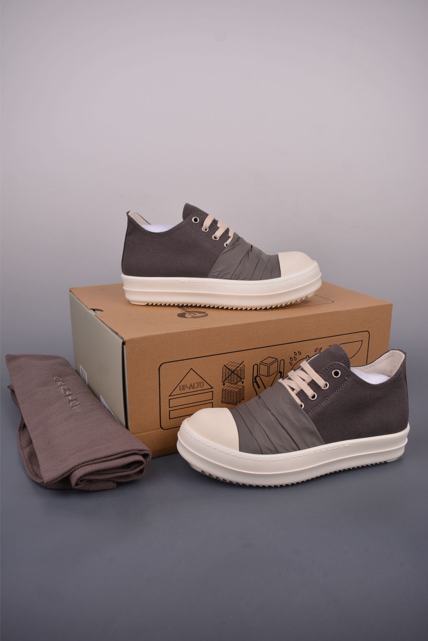 550 Rick Owens RO Mega 瑞克·欧文斯 DRKSHDW 深灰帆布 侵权三角 RU01E3814-Chinese UA Cheap High Quatity Brand Clothes Bags handbags Sneakers wholesale wholesaler seller from China Factory suppliers Fashion Clothing Shoes best Quality Beautiful Price 550 Rick Owens RO Mega 瑞克·欧文斯 DRKSHDW 深灰帆布 侵权三角 RU01E3814