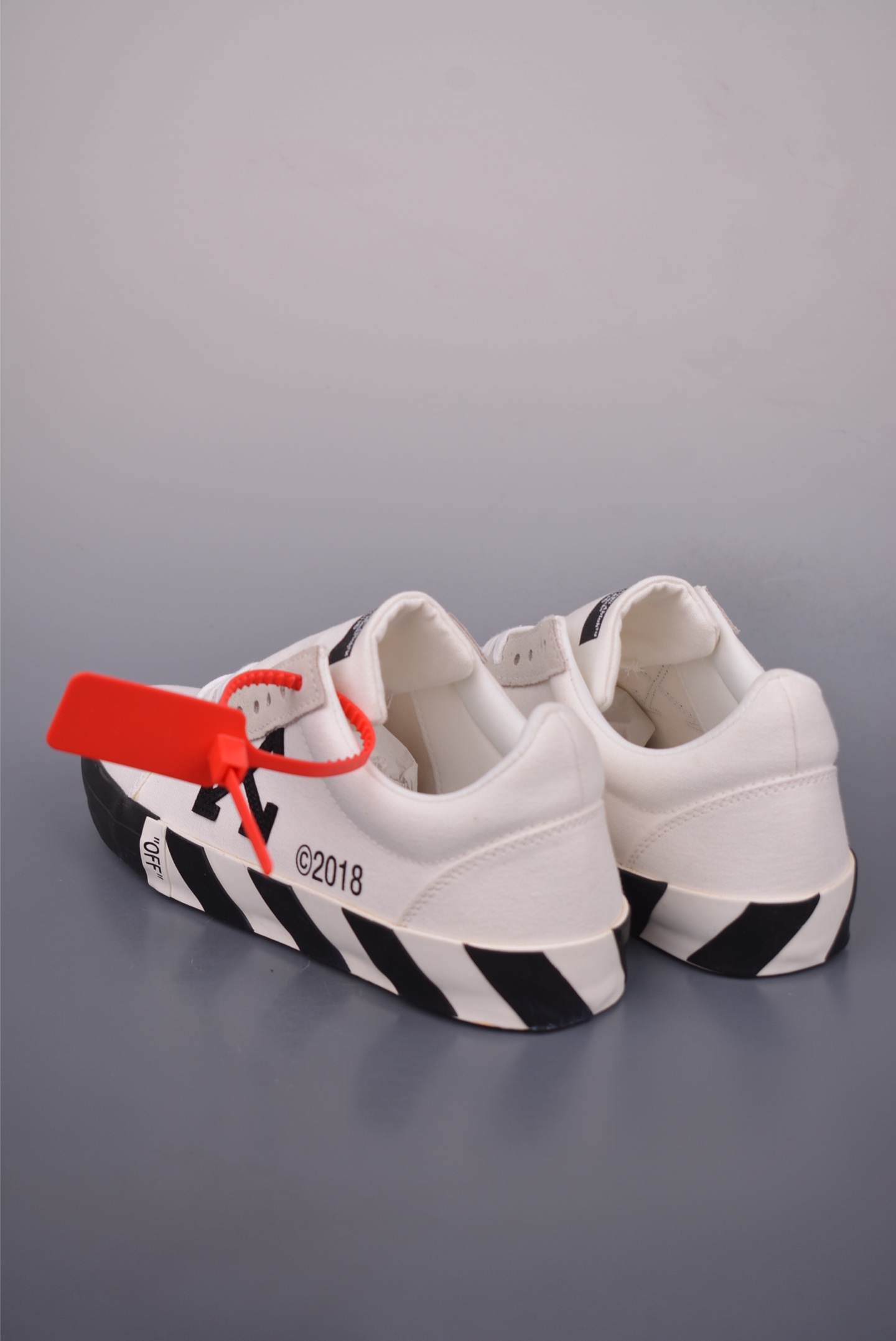Off-White Vulcanised Low-Top Sneakers: Stylish, Comfortable, and High-Quality 3 i1751832757199 8093 0 1