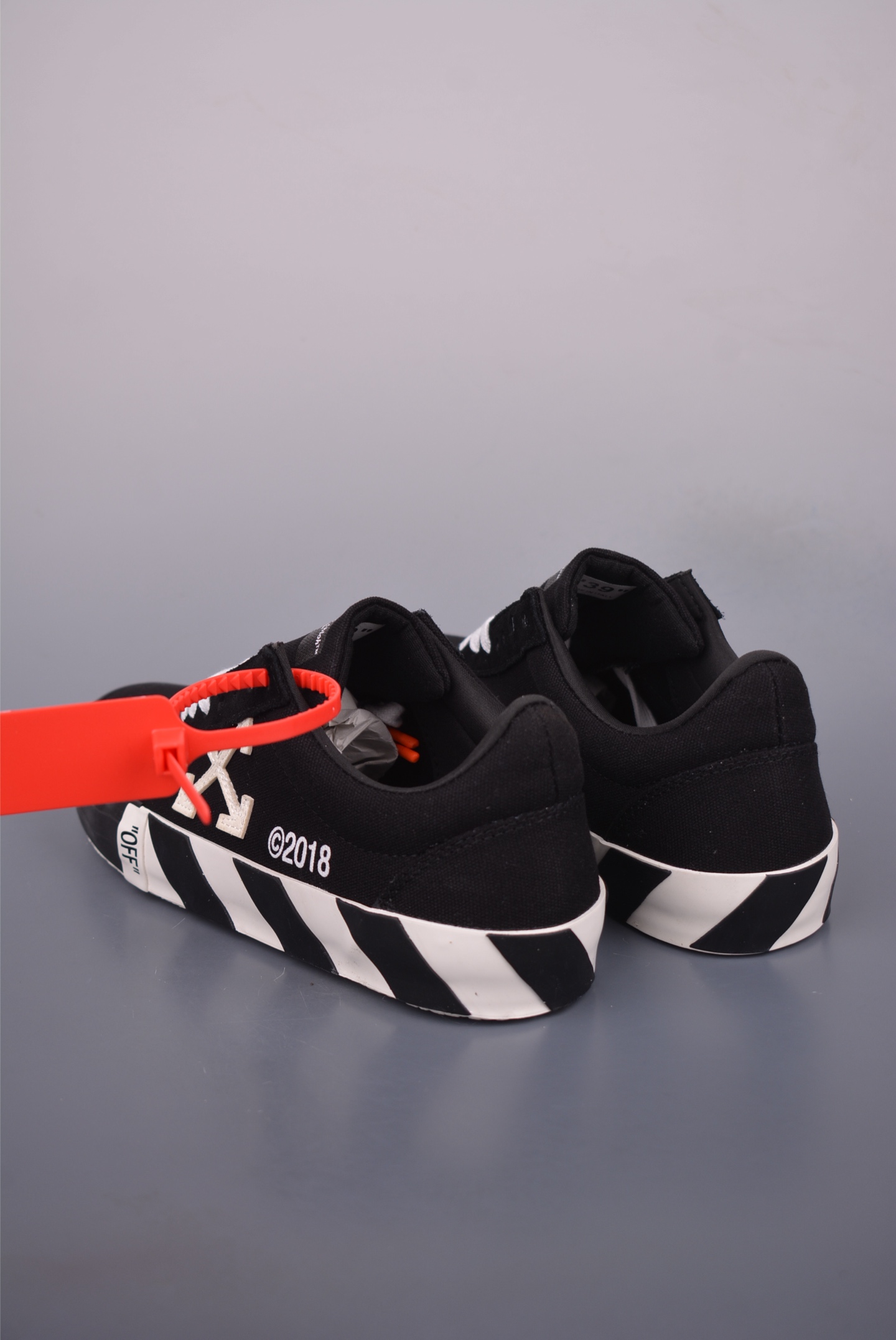 Off-White Vulcanized Low-Top Sneakers - Black/White - Size 36-47 Available 2 i1751832789404 7202 0 1