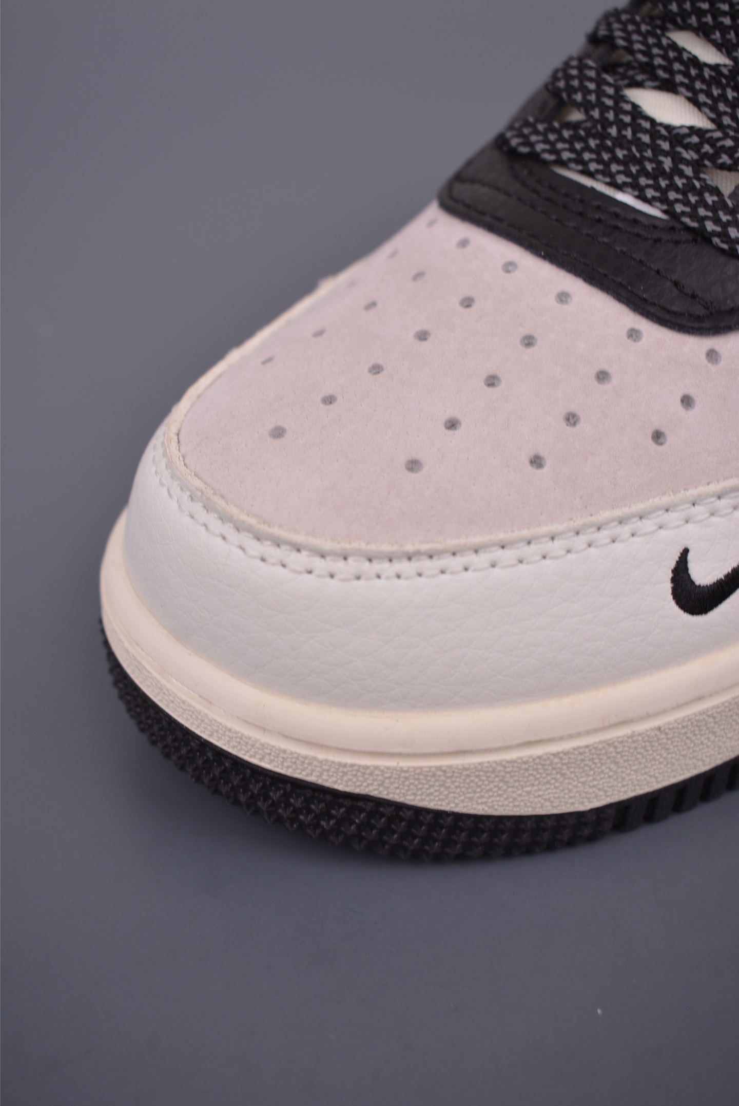 Nike Air Force 1 Low Undefeated: Authentic Design, Comfortable Street Style 6 i1751916215943 6905 0 5