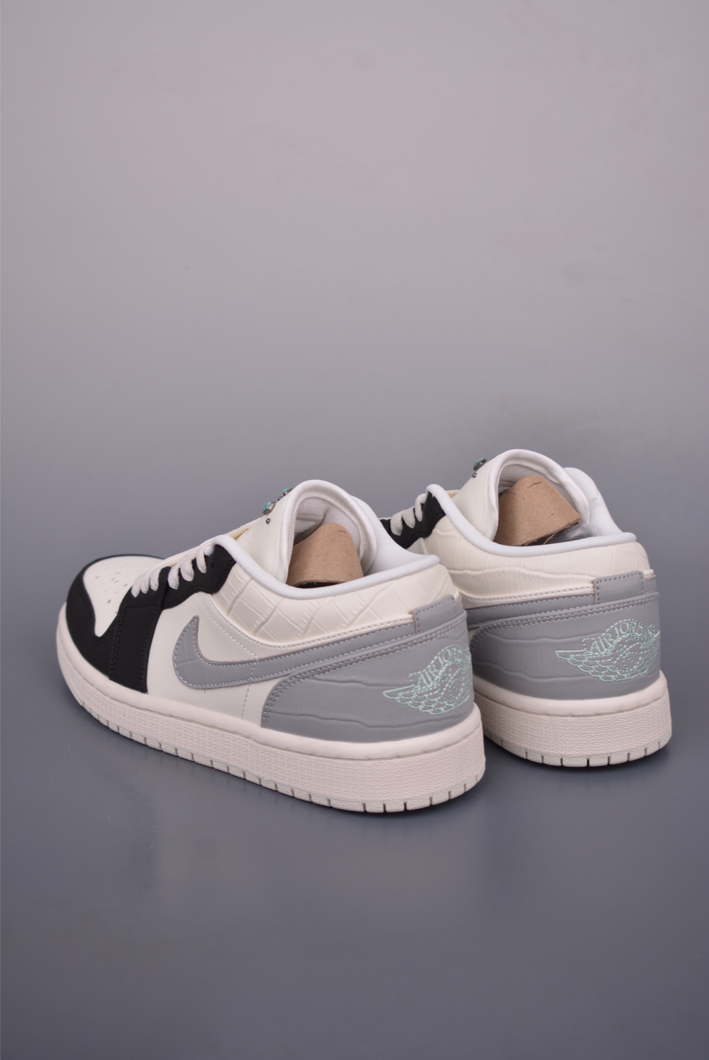 200 Air Jordan 1 Low 雾霾珍珠 AJ1乔1低帮休闲板鞋 IO2242-101-Chinese UA Cheap High Quatity Brand Clothes Bags handbags Sneakers wholesale wholesaler seller from China Factory suppliers Fashion Clothing Shoes best Quality Beautiful Price 200 Air Jordan 1 Low 雾霾珍珠 AJ1乔1低帮休闲板鞋 IO2242-101