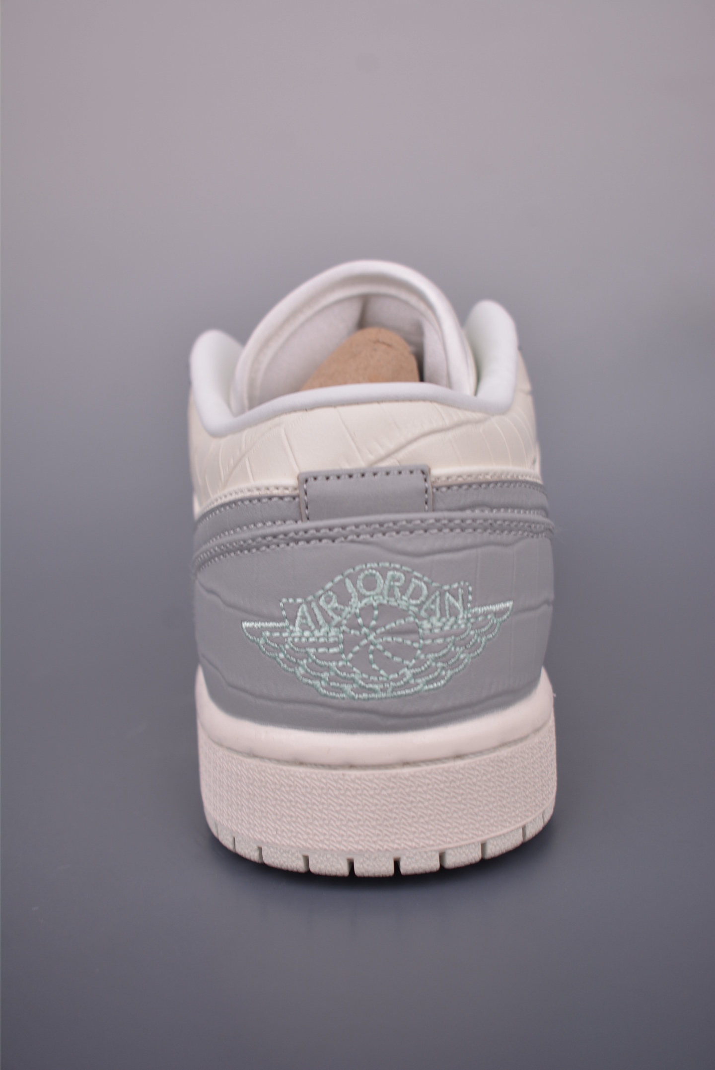 200 Air Jordan 1 Low 雾霾珍珠 AJ1乔1低帮休闲板鞋 IO2242-101-Chinese UA Cheap High Quatity Brand Clothes Bags handbags Sneakers wholesale wholesaler seller from China Factory suppliers Fashion Clothing Shoes best Quality Beautiful Price 200 Air Jordan 1 Low 雾霾珍珠 AJ1乔1低帮休闲板鞋 IO2242-101