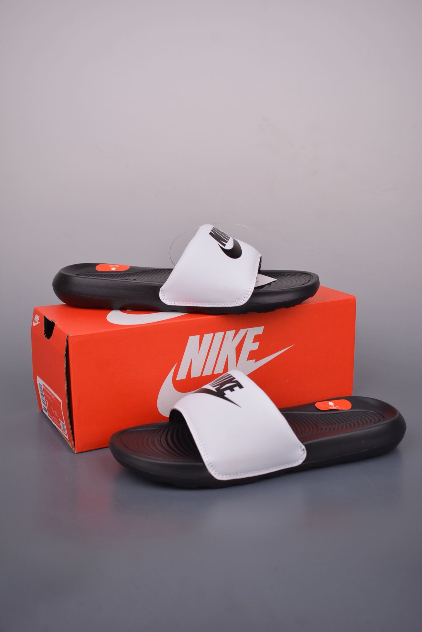Nike Victori One Slide: Lightweight, Comfortable Summer Sandal - Style & Comfort 2 i1751920573323 9313 0 4