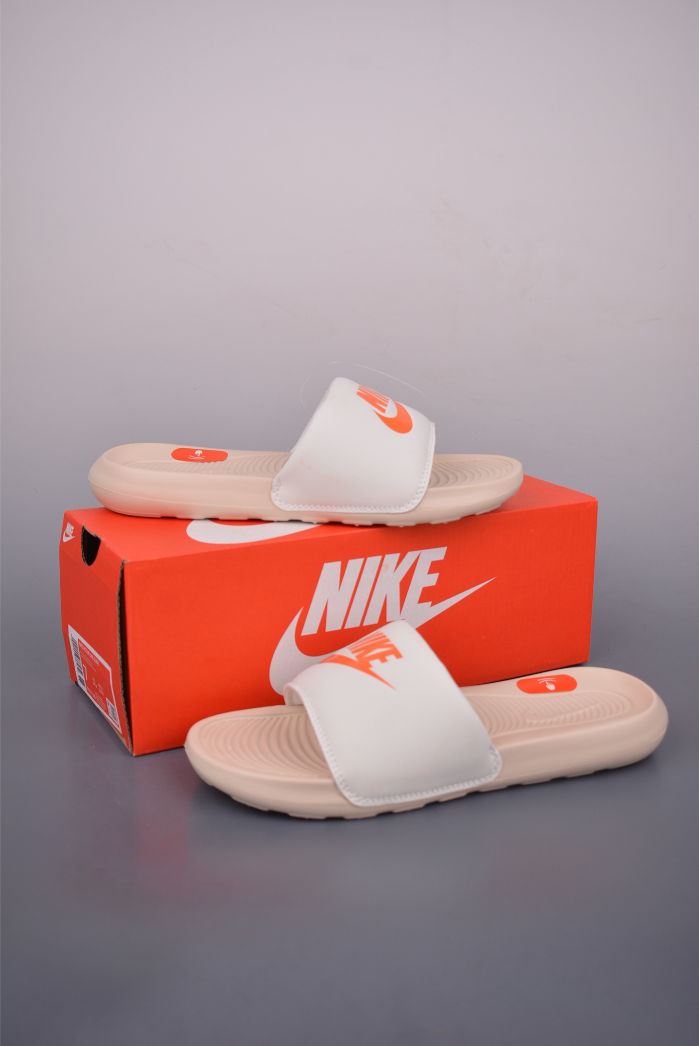 Nike Victori One Slide: Lightweight, Comfortable Summer Sandal - Style & Comfort 3 i1751920595661 1669 0 2