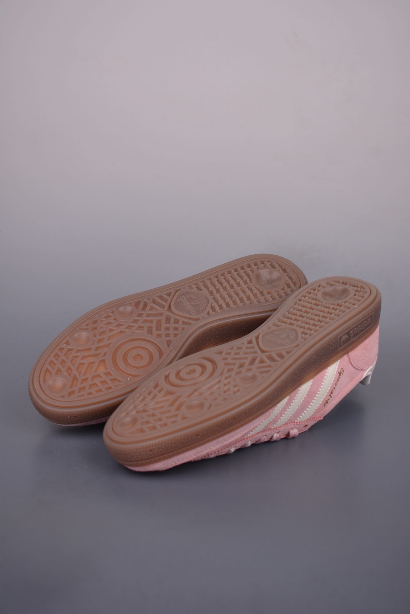 180 Adidas Handball Spezial 充正版本 阿迪达斯经典款 复古休闲板鞋 KJ6305-Chinese UA Cheap High Quatity Brand Clothes Bags handbags Sneakers wholesale wholesaler seller from China Factory suppliers Fashion Clothing Shoes best Quality Beautiful Price 180 Adidas Handball Spezial 充正版本 阿迪达斯经典款 复古休闲板鞋 KJ6305