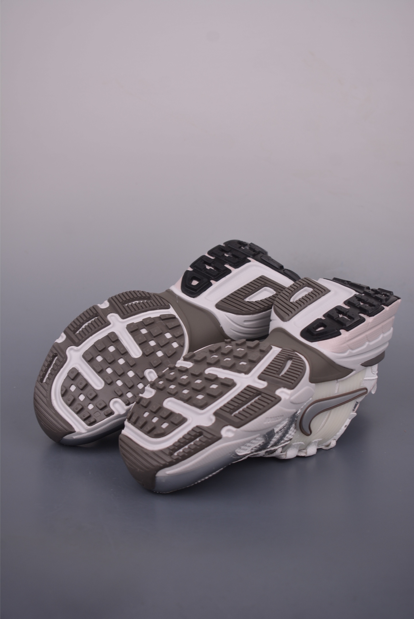 NIKE V2K Runtekk 版本 减震防滑复古低帮跑步鞋 FD0736-010-莆田鞋,莆田鞋货源,高仿鞋,高仿鞋货源,安福档口,莆田高仿鞋,莆田鞋批发,高仿鞋批发,莆田高仿运动鞋,高仿运动鞋,莆田运动鞋 NIKE V2K Runtekk 版本 减震防滑复古低帮跑步鞋 FD0736-010