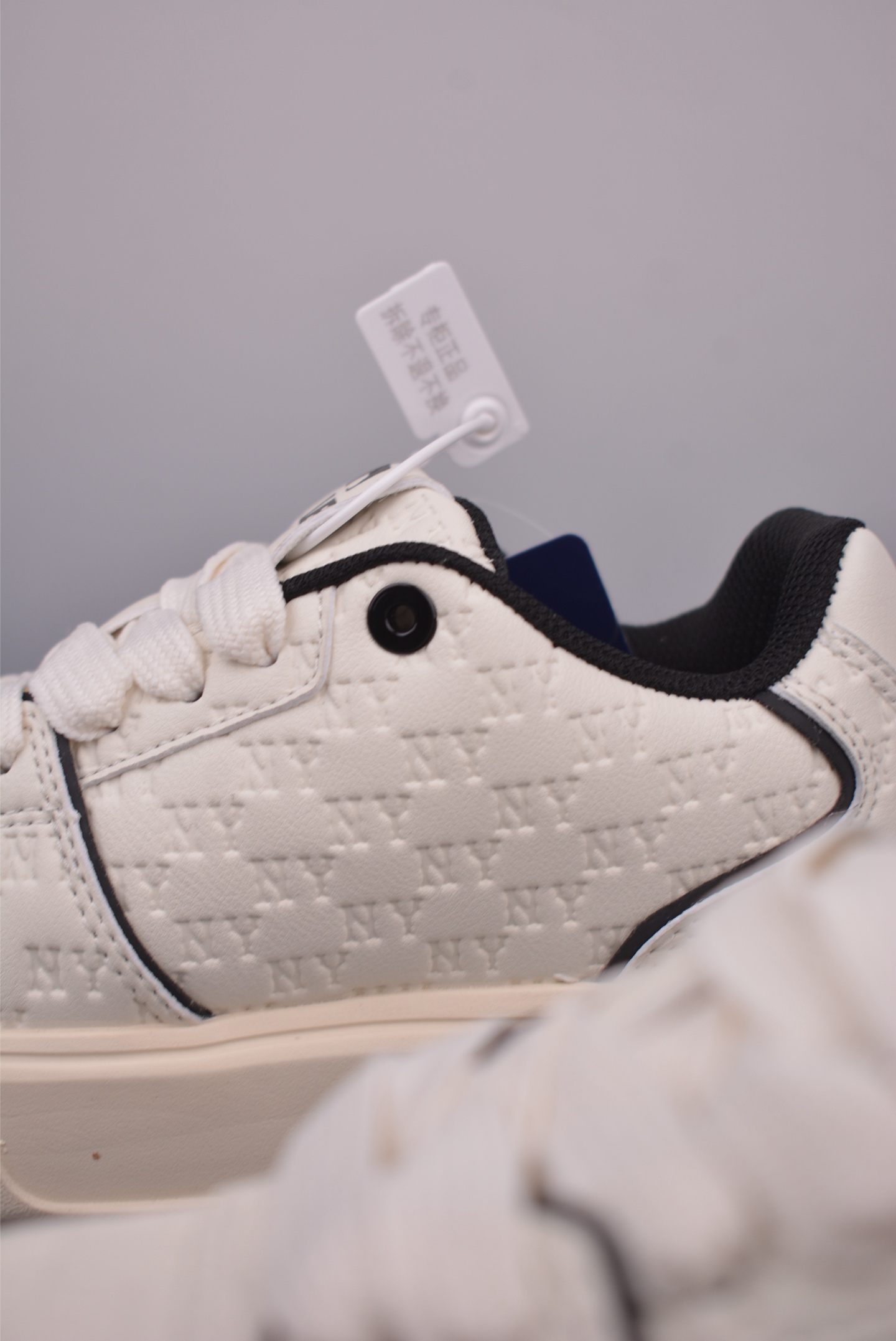 MLB Chunky Liner Embo Monogram New York Yankees Sneakers - Retro Style 8 i1752442446001 2389 0 7