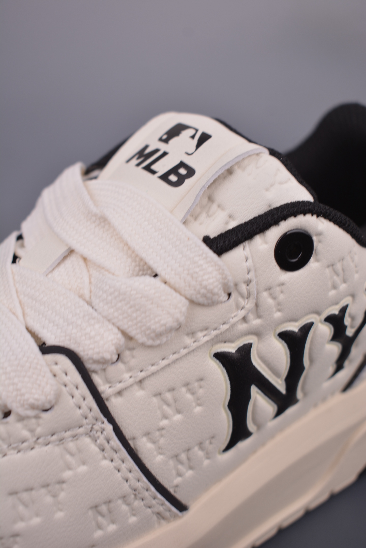 MLB Chunky Liner Embo Monogram New York Yankees Sneakers - Retro Style 7 i1752442446010 8707 0 6