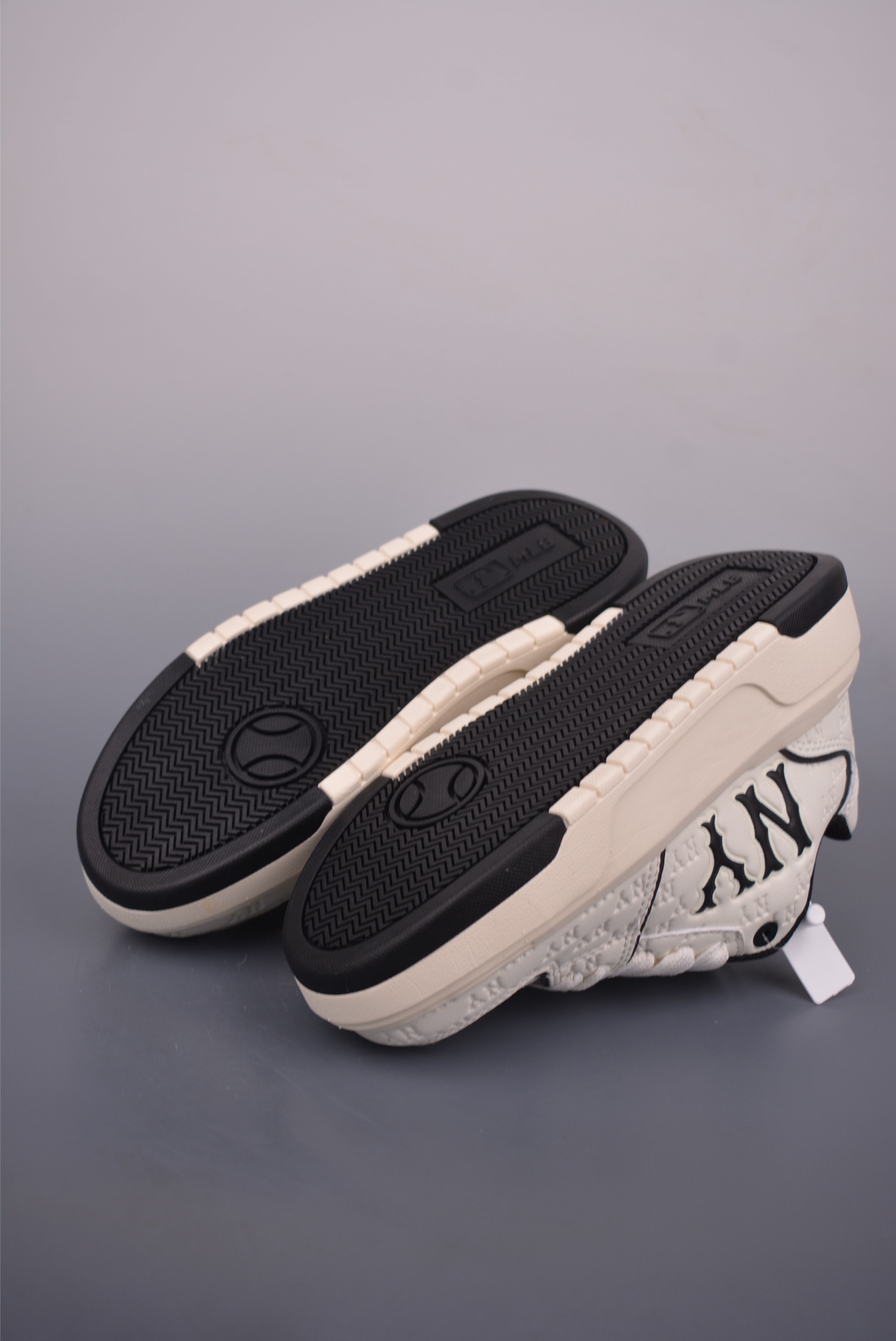 MLB Chunky Liner Embo Monogram New York Yankees Sneakers - Retro Style 3 i1752442447594 9333 0 2