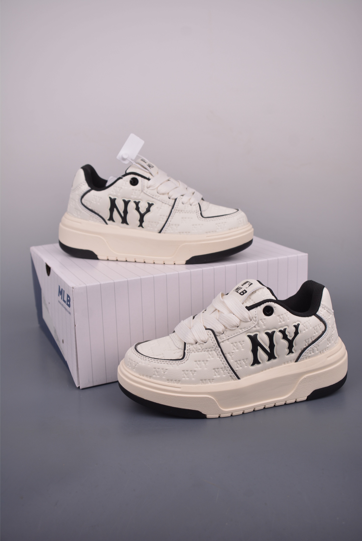 MLB Chunky Liner Embo Monogram New York Yankees Sneakers - Retro Style 5 i1752442447613 1286 0 4