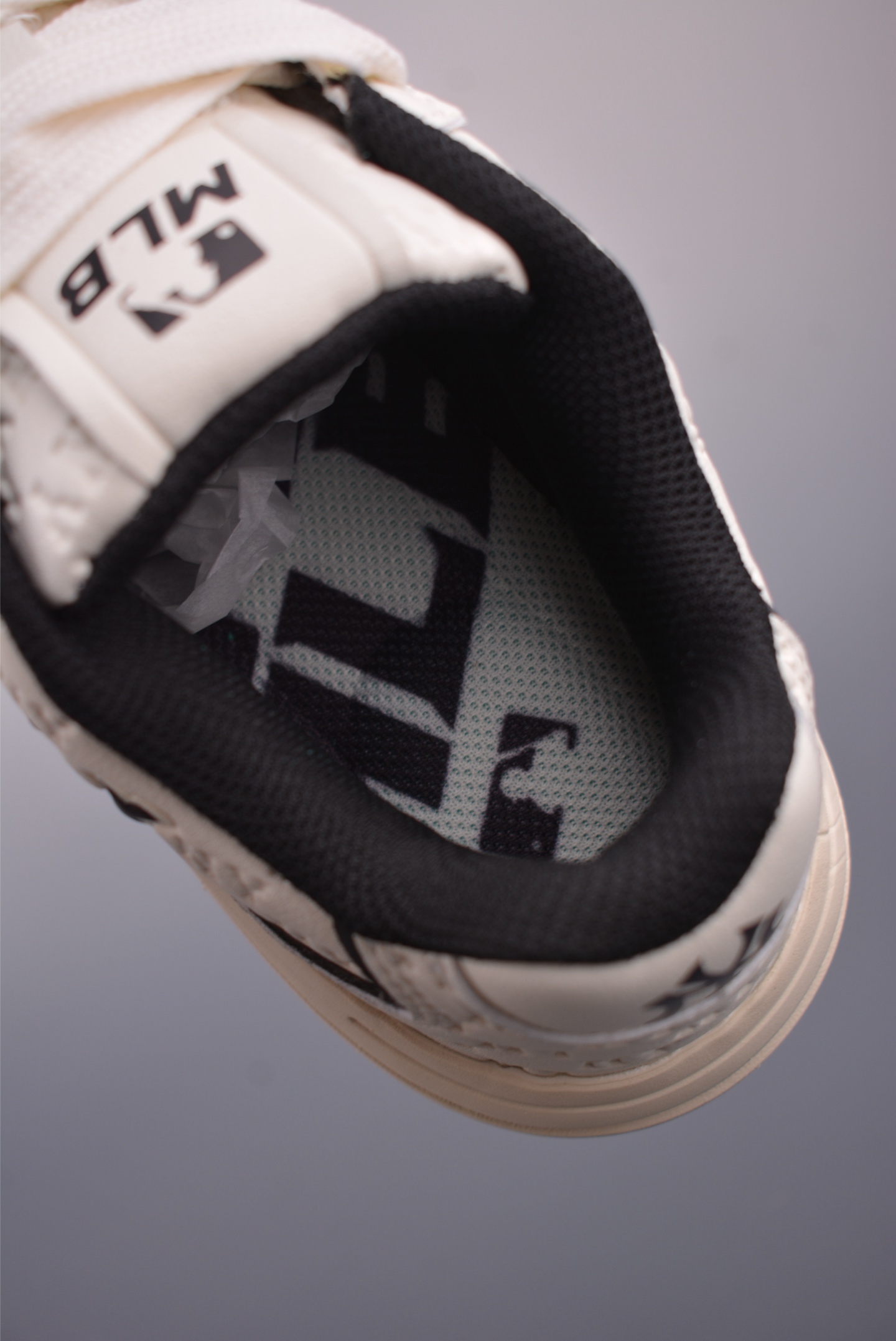 MLB Chunky Liner Embo Monogram New York Yankees Sneakers - Retro Style 9 i1752442447613 7771 0 8