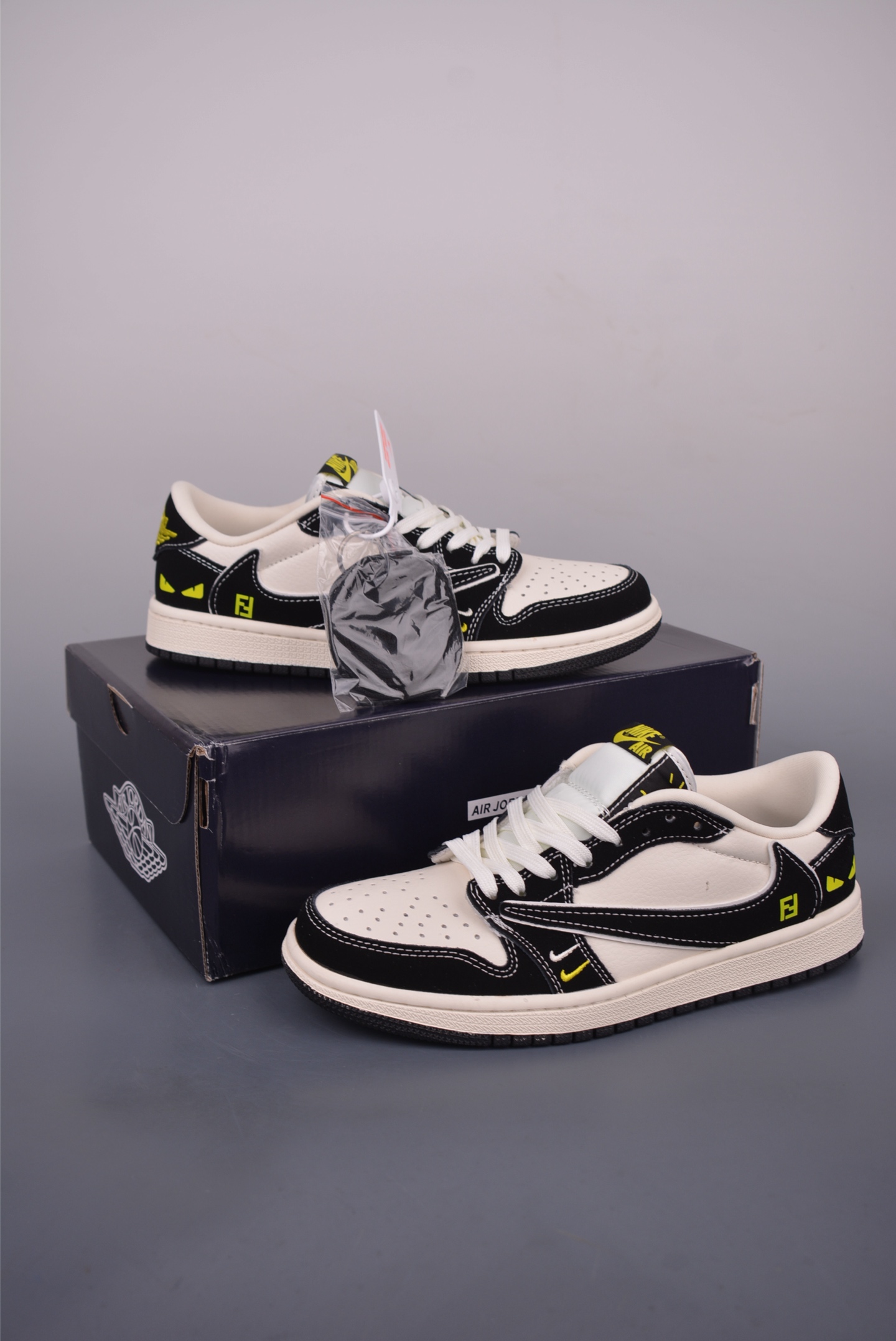 Fragment x Travis Scott x FENDI Air Jordan 1 Low 三方联名倒钩 XS2024-072-莆田鞋,莆田鞋货源,高仿鞋,高仿鞋货源,安福档口,莆田高仿鞋,莆田鞋批发,高仿鞋批发,莆田高仿运动鞋,高仿运动鞋,莆田运动鞋 Fragment x Travis Scott x FENDI Air Jordan 1 Low 三方联名倒钩 XS2024-072