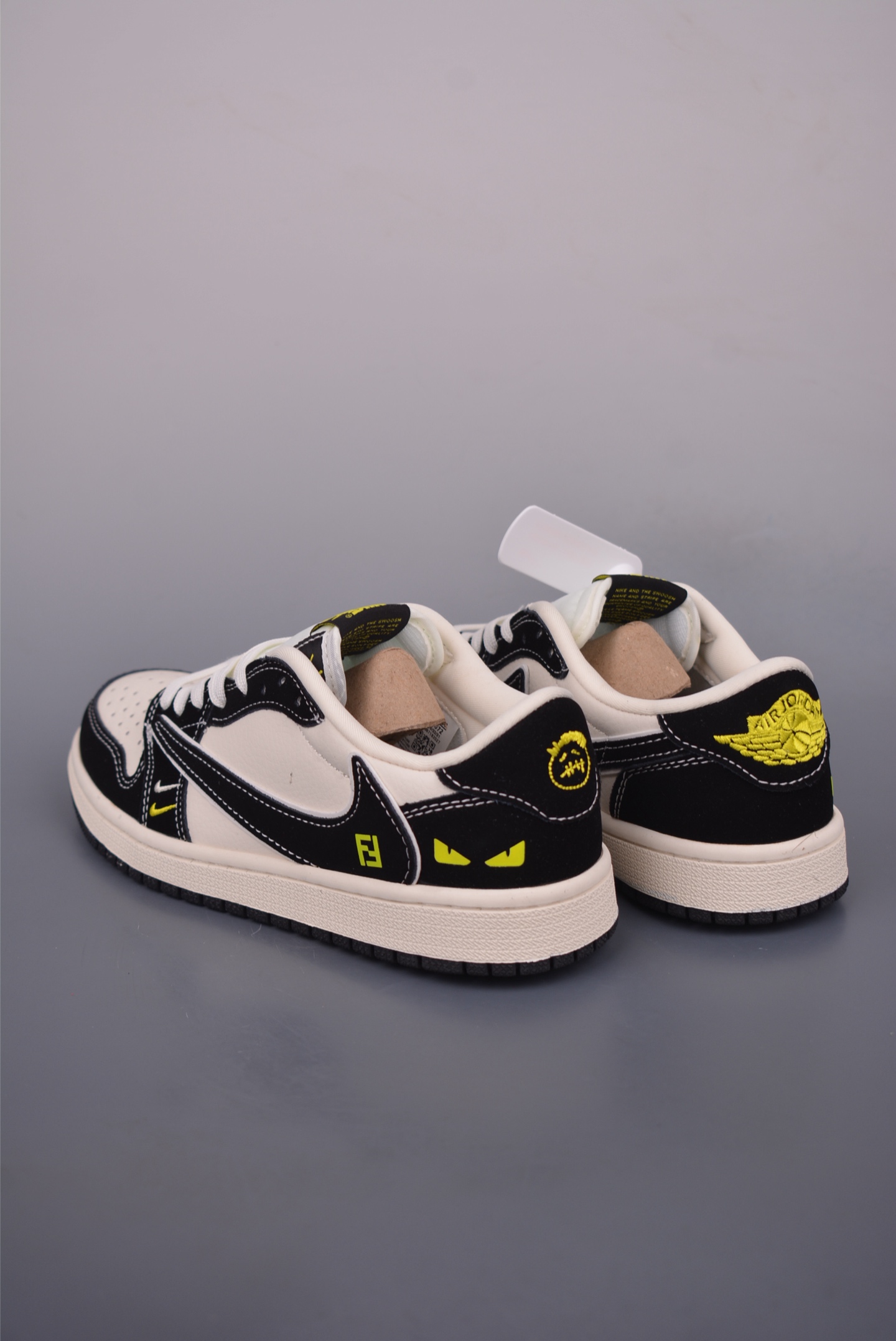 Fragment x Travis Scott x FENDI Air Jordan 1 Low 三方联名倒钩 XS2024-072-莆田鞋,莆田鞋货源,高仿鞋,高仿鞋货源,安福档口,莆田高仿鞋,莆田鞋批发,高仿鞋批发,莆田高仿运动鞋,高仿运动鞋,莆田运动鞋 Fragment x Travis Scott x FENDI Air Jordan 1 Low 三方联名倒钩 XS2024-072