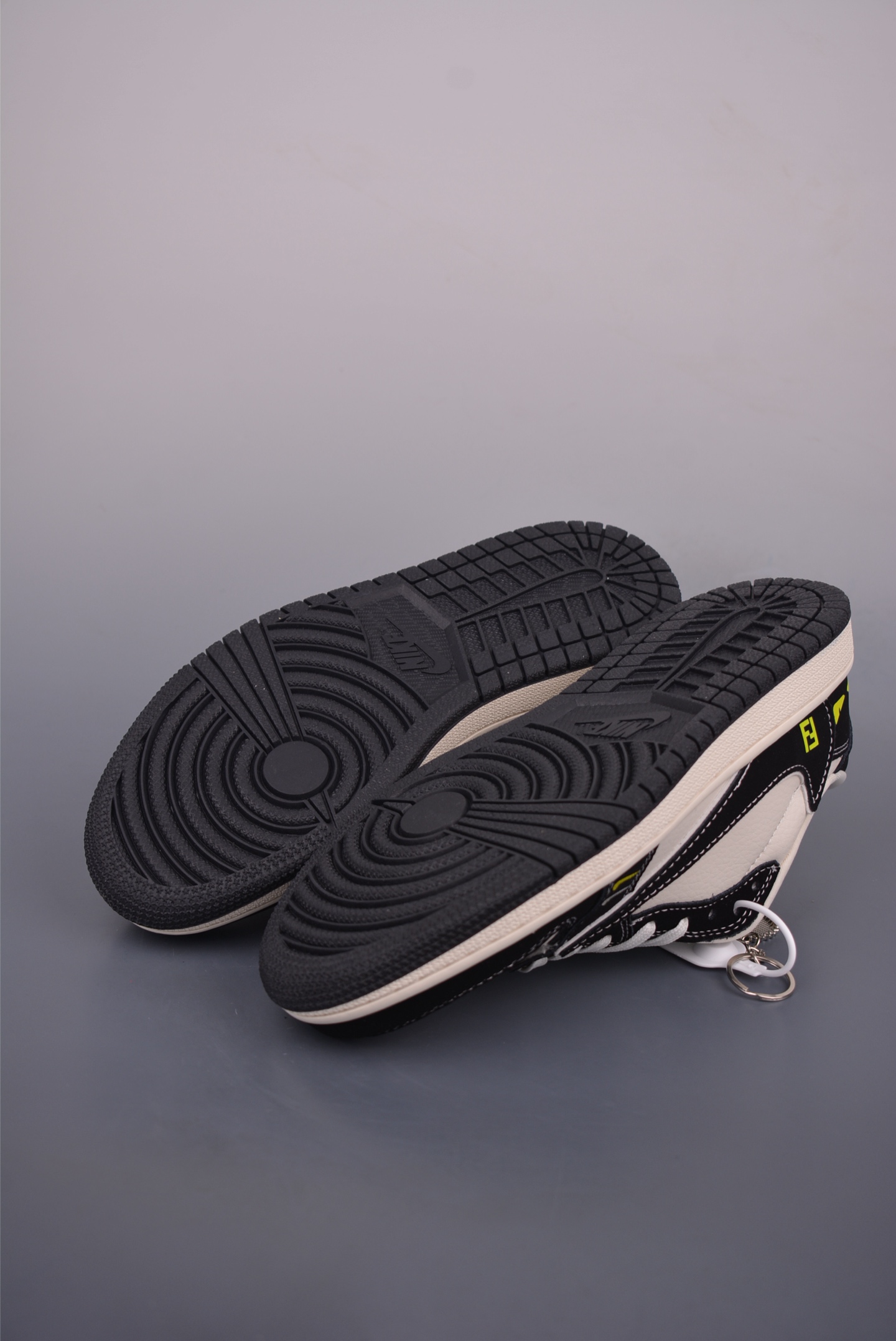 Fragment x Travis Scott x FENDI Air Jordan 1 Low 三方联名倒钩 XS2024-072-莆田鞋,莆田鞋货源,高仿鞋,高仿鞋货源,安福档口,莆田高仿鞋,莆田鞋批发,高仿鞋批发,莆田高仿运动鞋,高仿运动鞋,莆田运动鞋 Fragment x Travis Scott x FENDI Air Jordan 1 Low 三方联名倒钩 XS2024-072