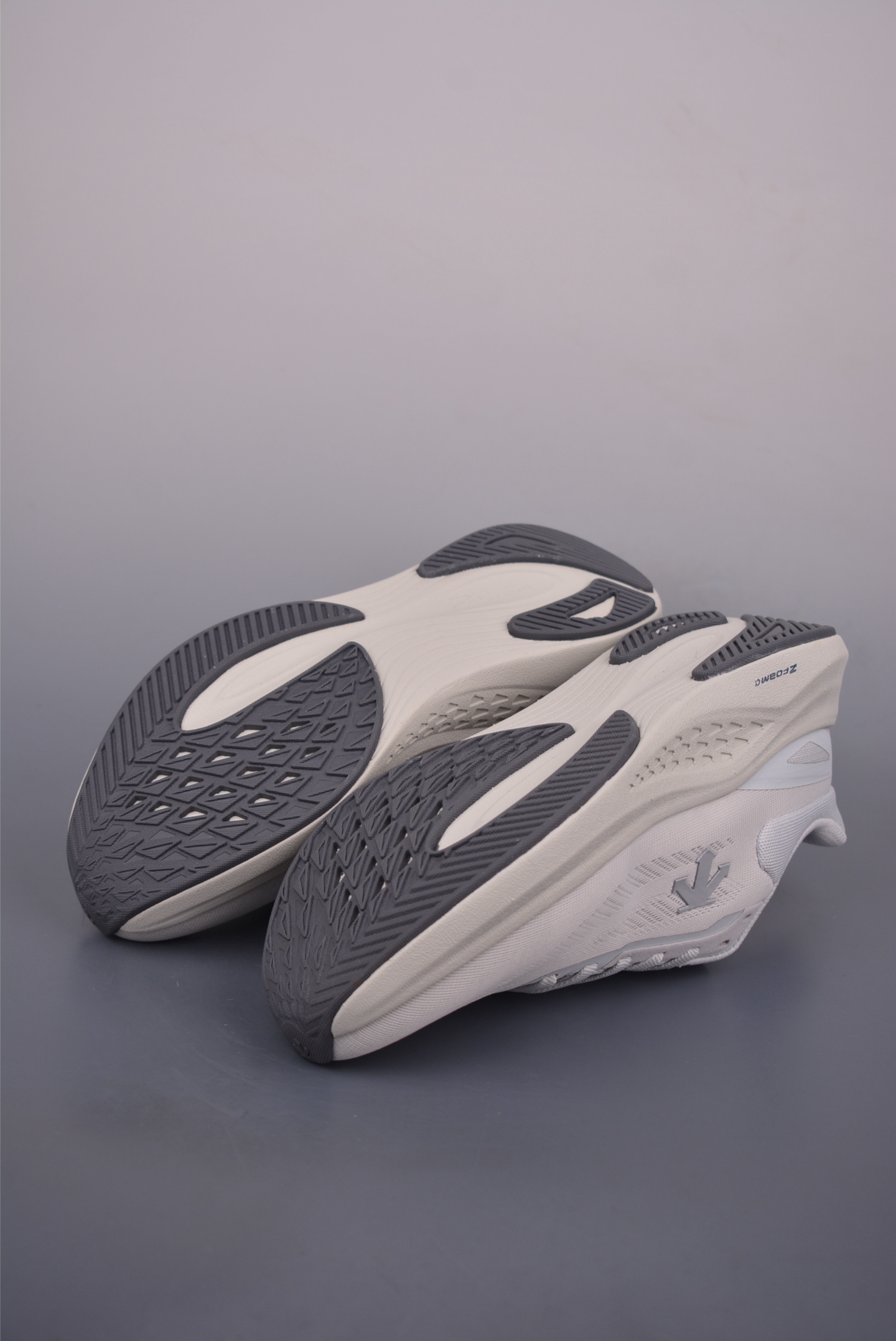 Descente Run Step Lightweight Cushioned Trail Running Shoes 4 i1752445561021 4220 0 2