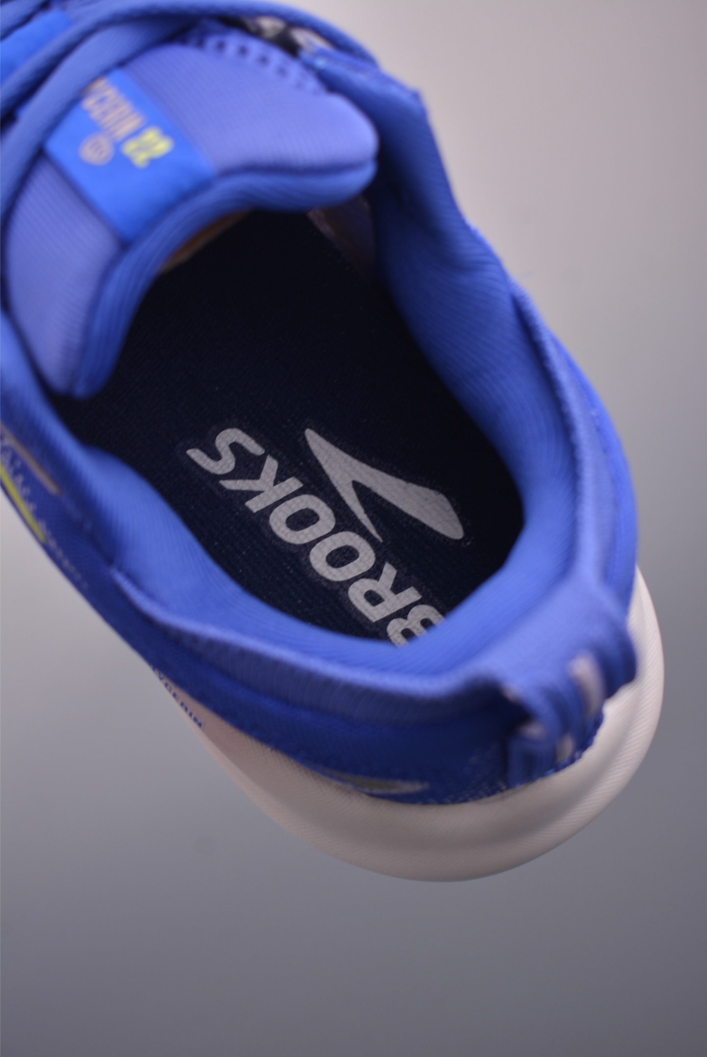 Brooks Glycerin 22: Lightweight, Breathable Running Shoes for Ultimate Comfort 9 i1752448626099 2312 0 8
