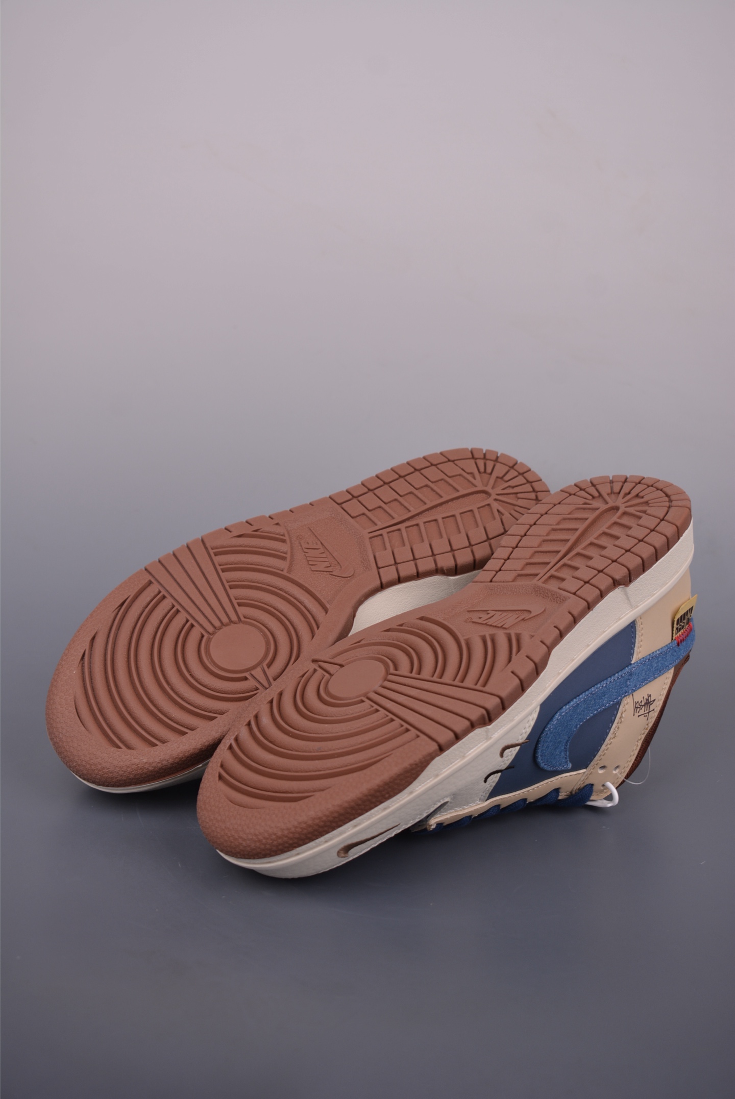 Nike SB Dunk Low Top Sneakers - First Layer Material & Exclusive Design 4 i1752610961489 2097 0 2