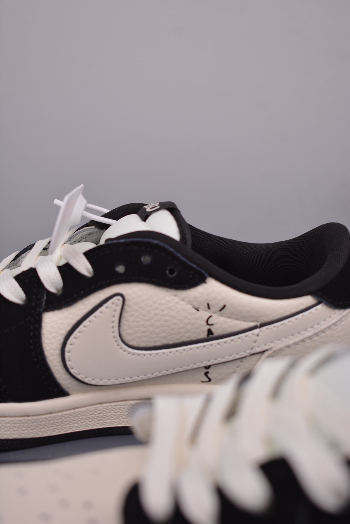 Fragment x Travis Scott x LABUBU Air Jordan 1 Low 三方联名倒钩 XB1979-017-莆田鞋,莆田鞋货源,高仿鞋,高仿鞋货源,安福档口,莆田高仿鞋,莆田鞋批发,高仿鞋批发,莆田高仿运动鞋,高仿运动鞋,莆田运动鞋 Fragment x Travis Scott x LABUBU Air Jordan 1 Low 三方联名倒钩 XB1979-017