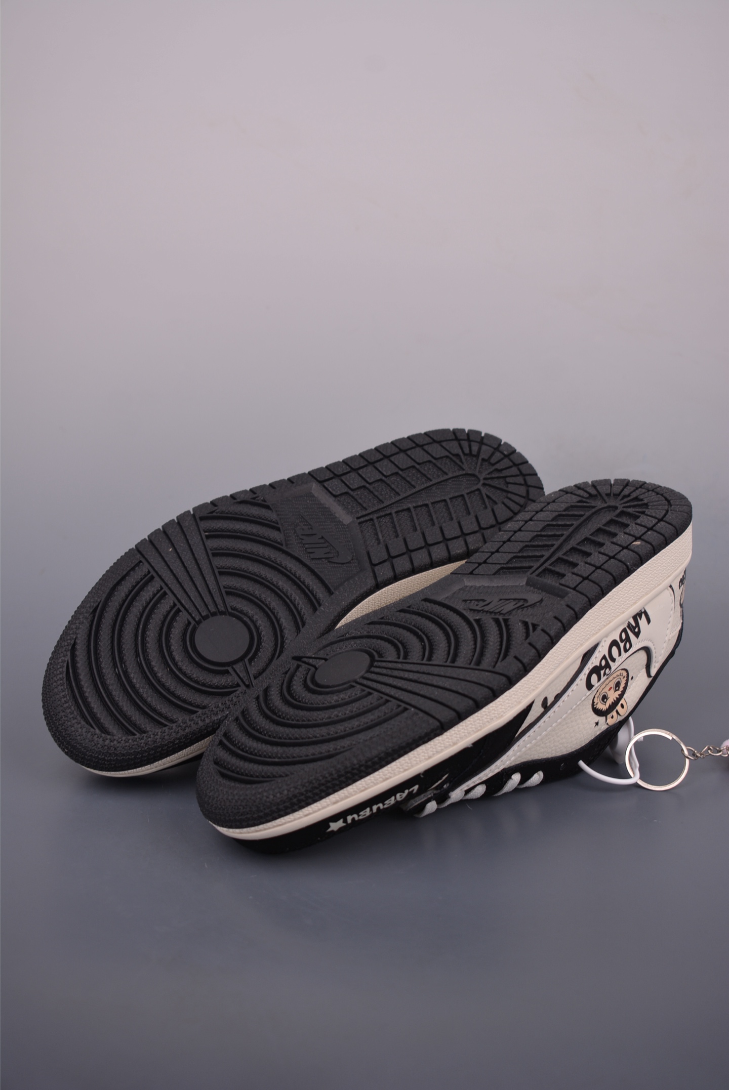 Fragment x Travis Scott x LABUBU Air Jordan 1 Low 三方联名倒钩 XB1979-017-莆田鞋,莆田鞋货源,高仿鞋,高仿鞋货源,安福档口,莆田高仿鞋,莆田鞋批发,高仿鞋批发,莆田高仿运动鞋,高仿运动鞋,莆田运动鞋 Fragment x Travis Scott x LABUBU Air Jordan 1 Low 三方联名倒钩 XB1979-017