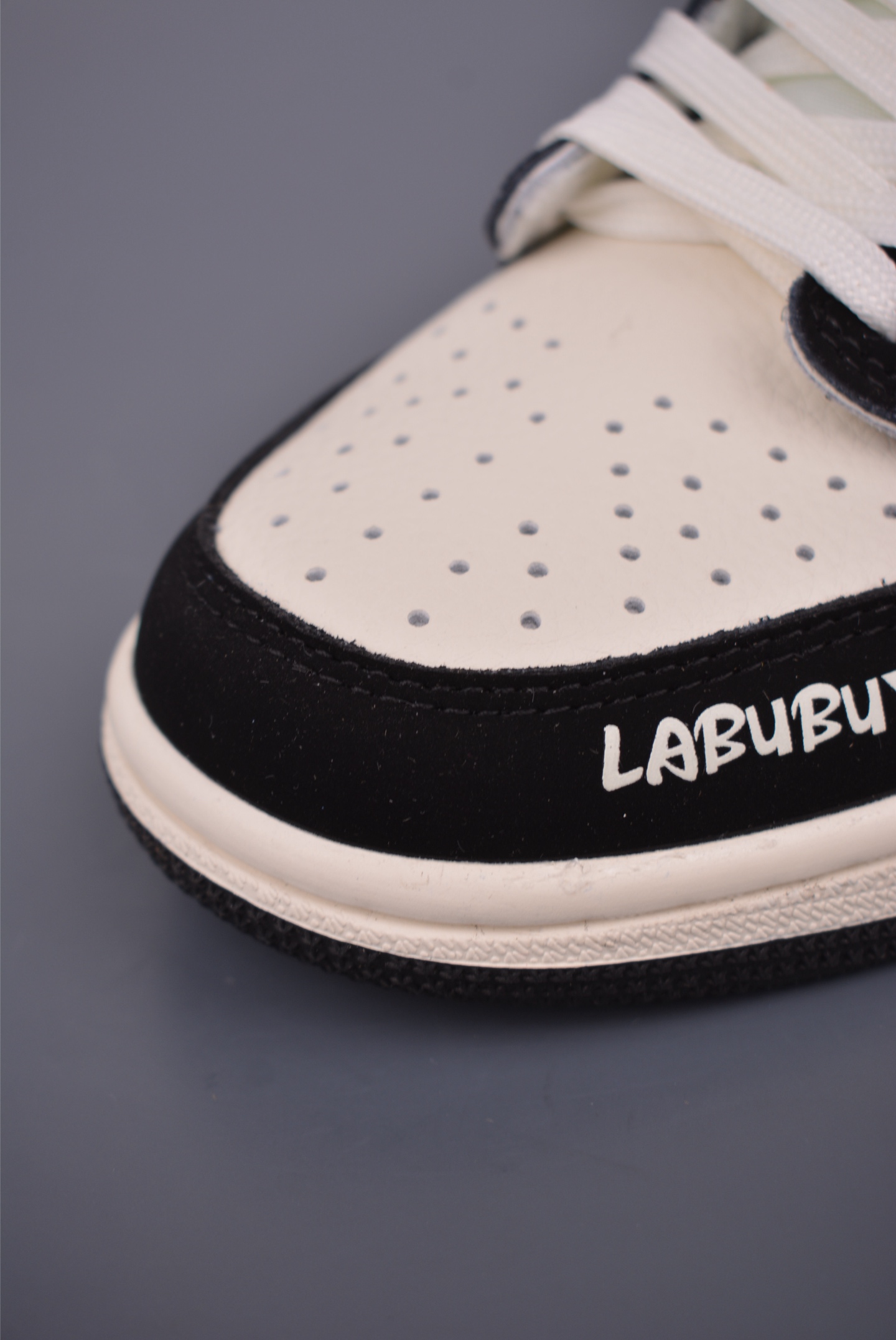 Fragment x Travis Scott x LABUBU Air Jordan 1 Low 三方联名倒钩 XB1979-017-莆田鞋,莆田鞋货源,高仿鞋,高仿鞋货源,安福档口,莆田高仿鞋,莆田鞋批发,高仿鞋批发,莆田高仿运动鞋,高仿运动鞋,莆田运动鞋 Fragment x Travis Scott x LABUBU Air Jordan 1 Low 三方联名倒钩 XB1979-017