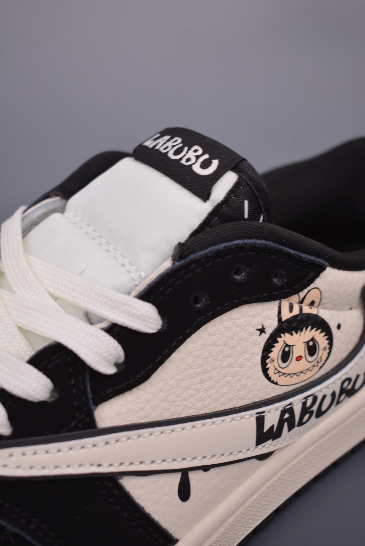 Fragment x Travis Scott x LABUBU Air Jordan 1 Low 三方联名倒钩 XB1979-017-莆田鞋,莆田鞋货源,高仿鞋,高仿鞋货源,安福档口,莆田高仿鞋,莆田鞋批发,高仿鞋批发,莆田高仿运动鞋,高仿运动鞋,莆田运动鞋 Fragment x Travis Scott x LABUBU Air Jordan 1 Low 三方联名倒钩 XB1979-017