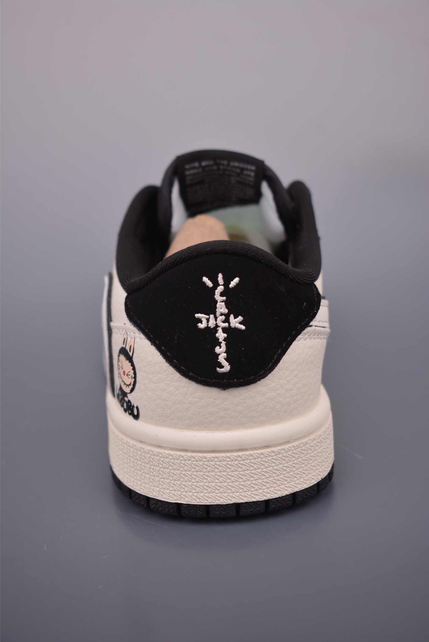 Fragment x Travis Scott x LABUBU Air Jordan 1 Low 三方联名倒钩 XB1979-017-莆田鞋,莆田鞋货源,高仿鞋,高仿鞋货源,安福档口,莆田高仿鞋,莆田鞋批发,高仿鞋批发,莆田高仿运动鞋,高仿运动鞋,莆田运动鞋 Fragment x Travis Scott x LABUBU Air Jordan 1 Low 三方联名倒钩 XB1979-017