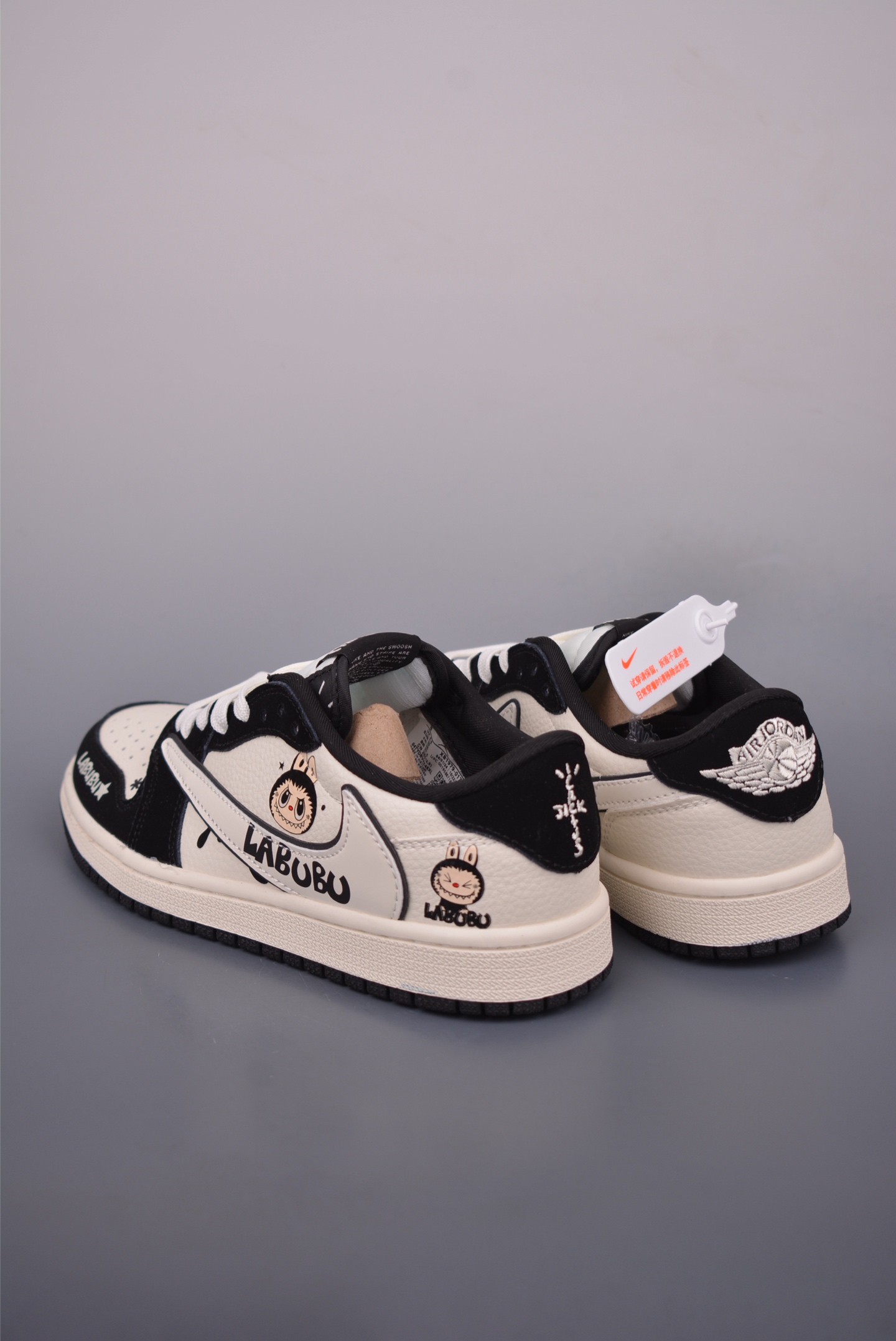 Fragment x Travis Scott x LABUBU Air Jordan 1 Low 三方联名倒钩 XB1979-017-莆田鞋,莆田鞋货源,高仿鞋,高仿鞋货源,安福档口,莆田高仿鞋,莆田鞋批发,高仿鞋批发,莆田高仿运动鞋,高仿运动鞋,莆田运动鞋 Fragment x Travis Scott x LABUBU Air Jordan 1 Low 三方联名倒钩 XB1979-017