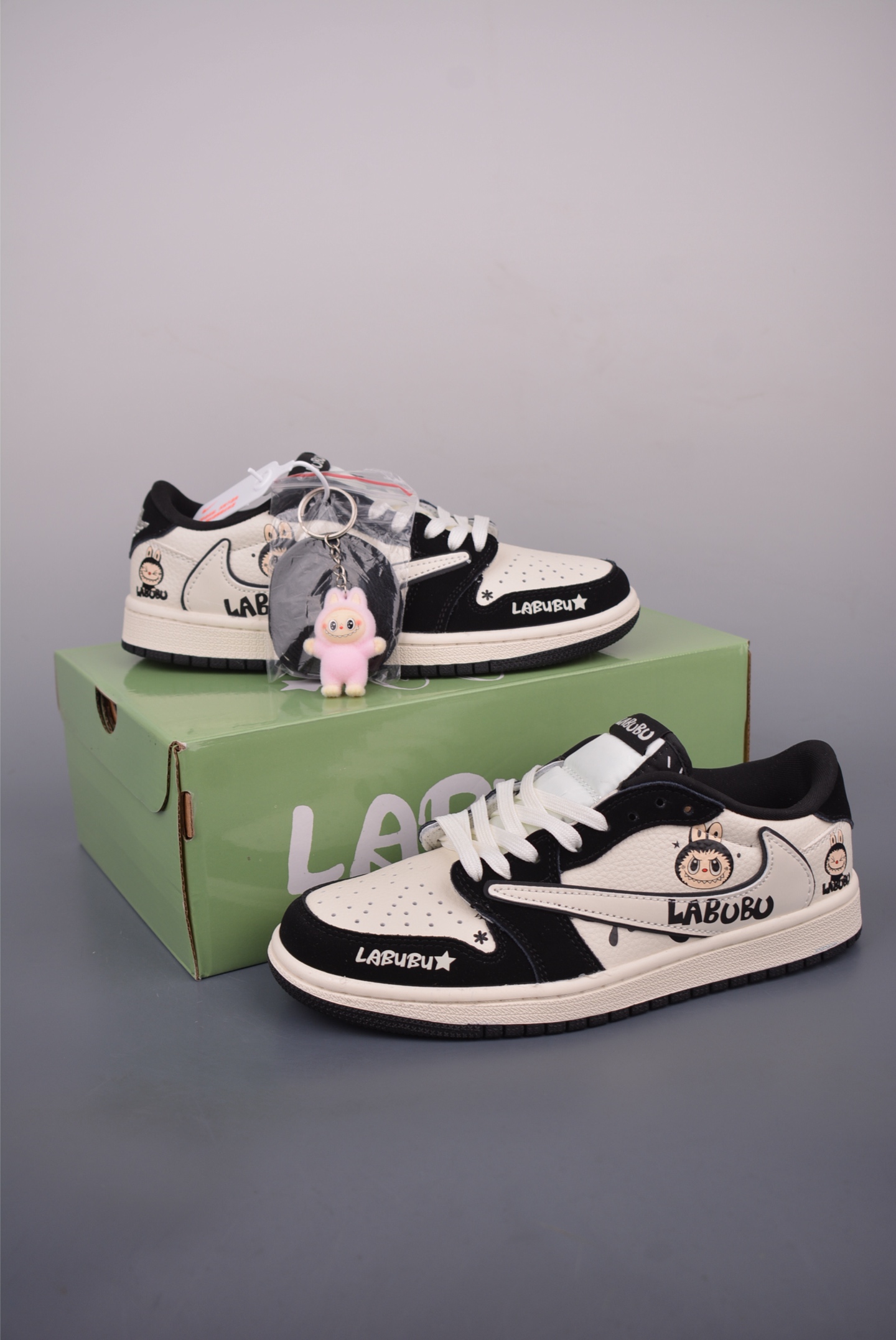 Fragment x Travis Scott x LABUBU Air Jordan 1 Low 三方联名倒钩 XB1979-017-莆田鞋,莆田鞋货源,高仿鞋,高仿鞋货源,安福档口,莆田高仿鞋,莆田鞋批发,高仿鞋批发,莆田高仿运动鞋,高仿运动鞋,莆田运动鞋 Fragment x Travis Scott x LABUBU Air Jordan 1 Low 三方联名倒钩 XB1979-017