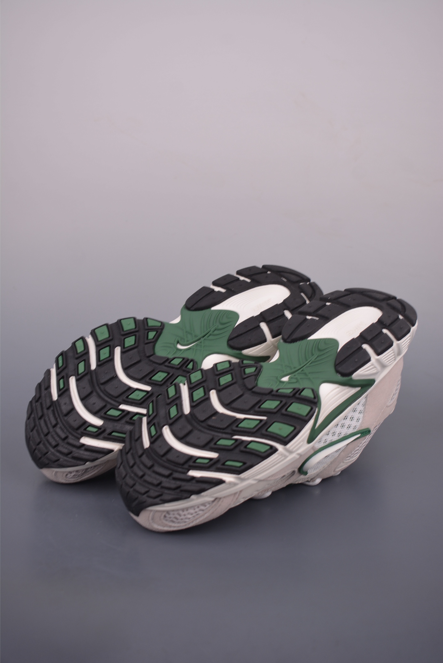 Nike V5 RNR Low-Top Running Shoes - Comfortable, Versatile, and Durable 3 i1753136064213 2463 0 2