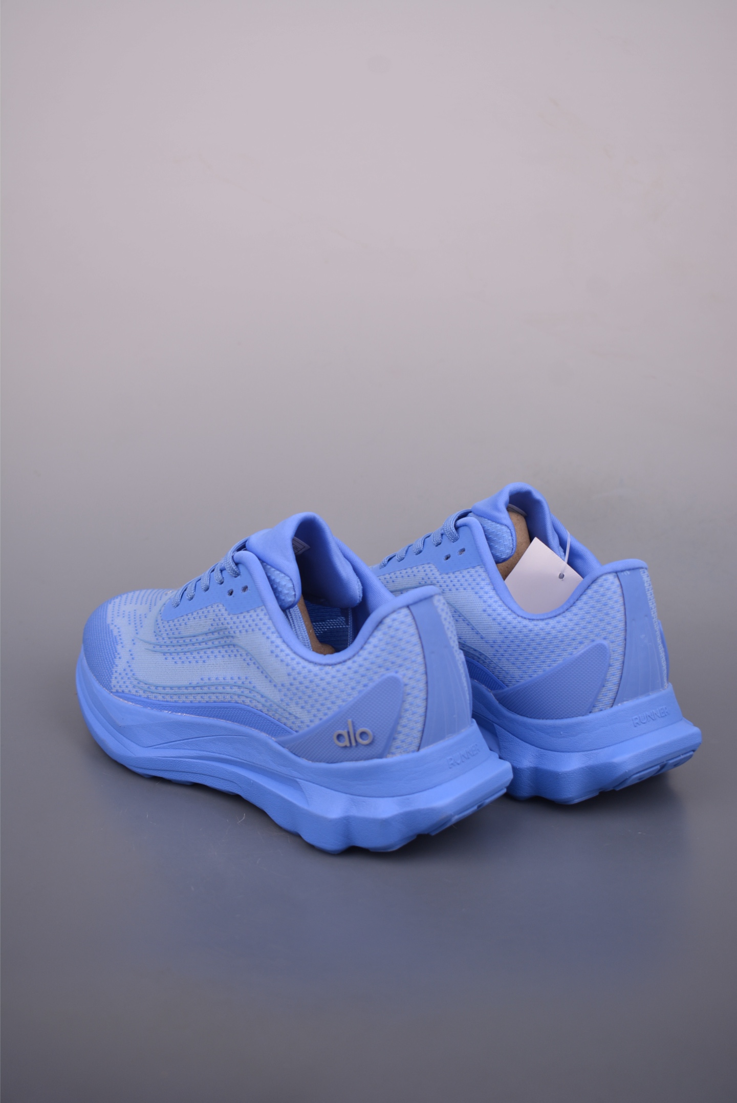 Alo Yoga Runner Mode Sneakers - Comfortable, Durable, and Stylish Low-Tops 2 i1753139946267 553 0 1