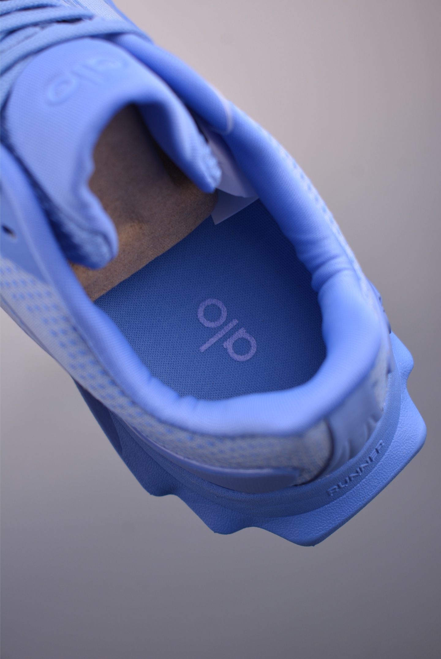 Alo Yoga Runner Mode Sneakers - Comfortable, Durable, and Stylish Low-Tops 9 i1753139946311 3555 0 8