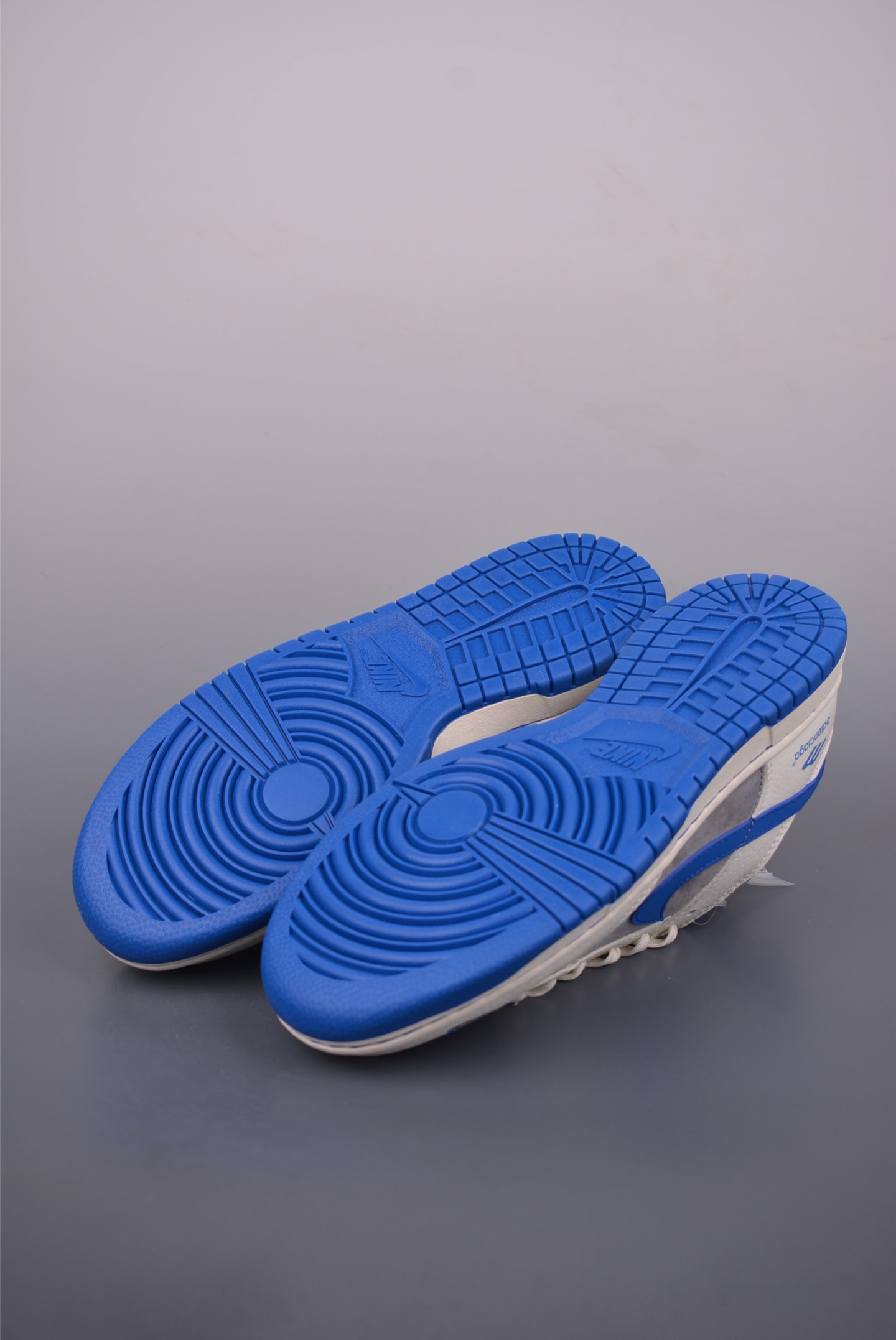 Nike SB Dunk Low Balenciaga: Premium Leather, Exclusive Design, Ultimate Comfort 3 i1753140712991 8747 0 2