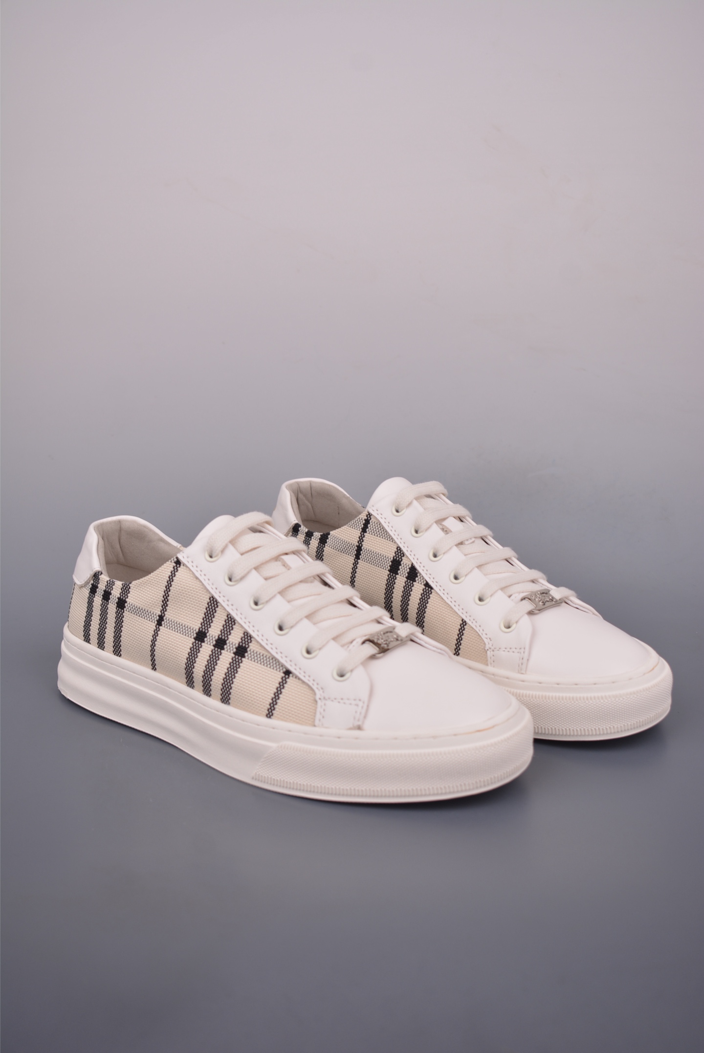 Burberry Classic Check Leather Low-Top Sneakers Fashionable and Trendy 2 i1753223976678 801 0 0
