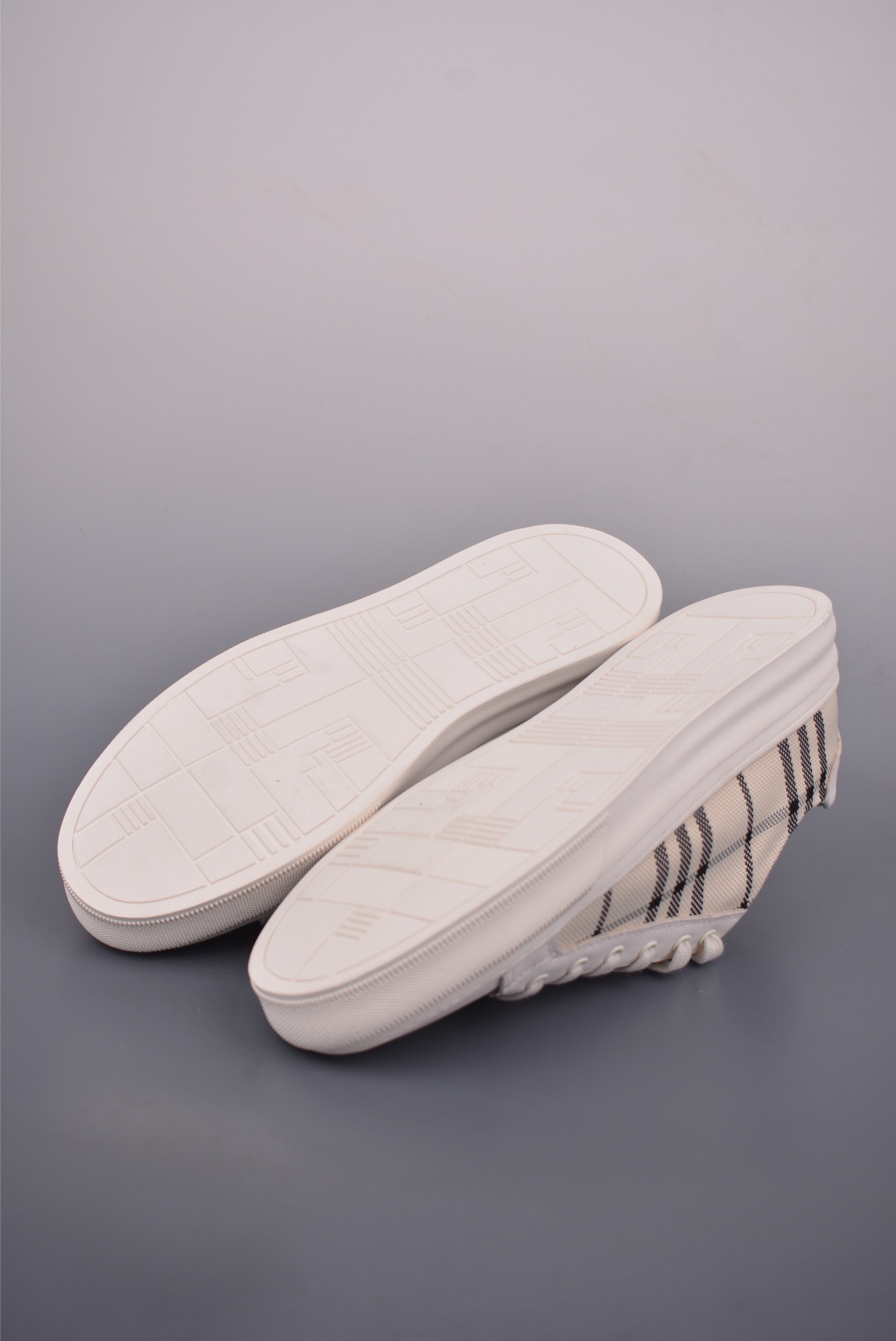 Burberry Classic Check Leather Low-Top Sneakers Fashionable and Trendy 4 i1753223976885 6803 0 2