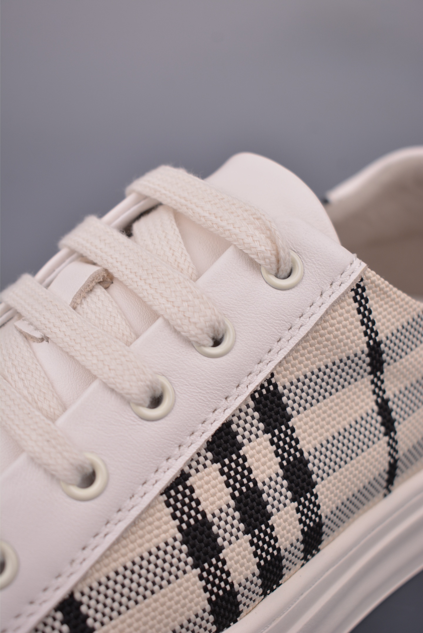 Burberry Classic Check Leather Low-Top Sneakers Fashionable and Trendy 8 i1753223983605 1739 0 6