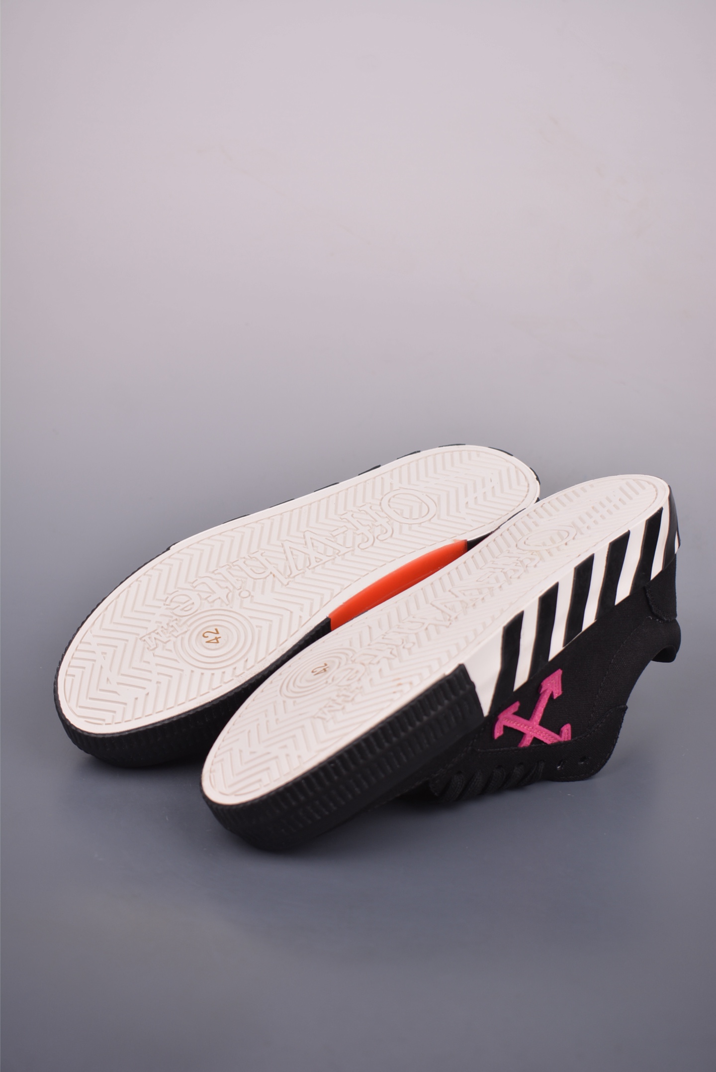 Off-White Vulcanised Low-Top Sneakers - Premium Quality, Stylish Low Profile 3 i1753309047639 25 0 2