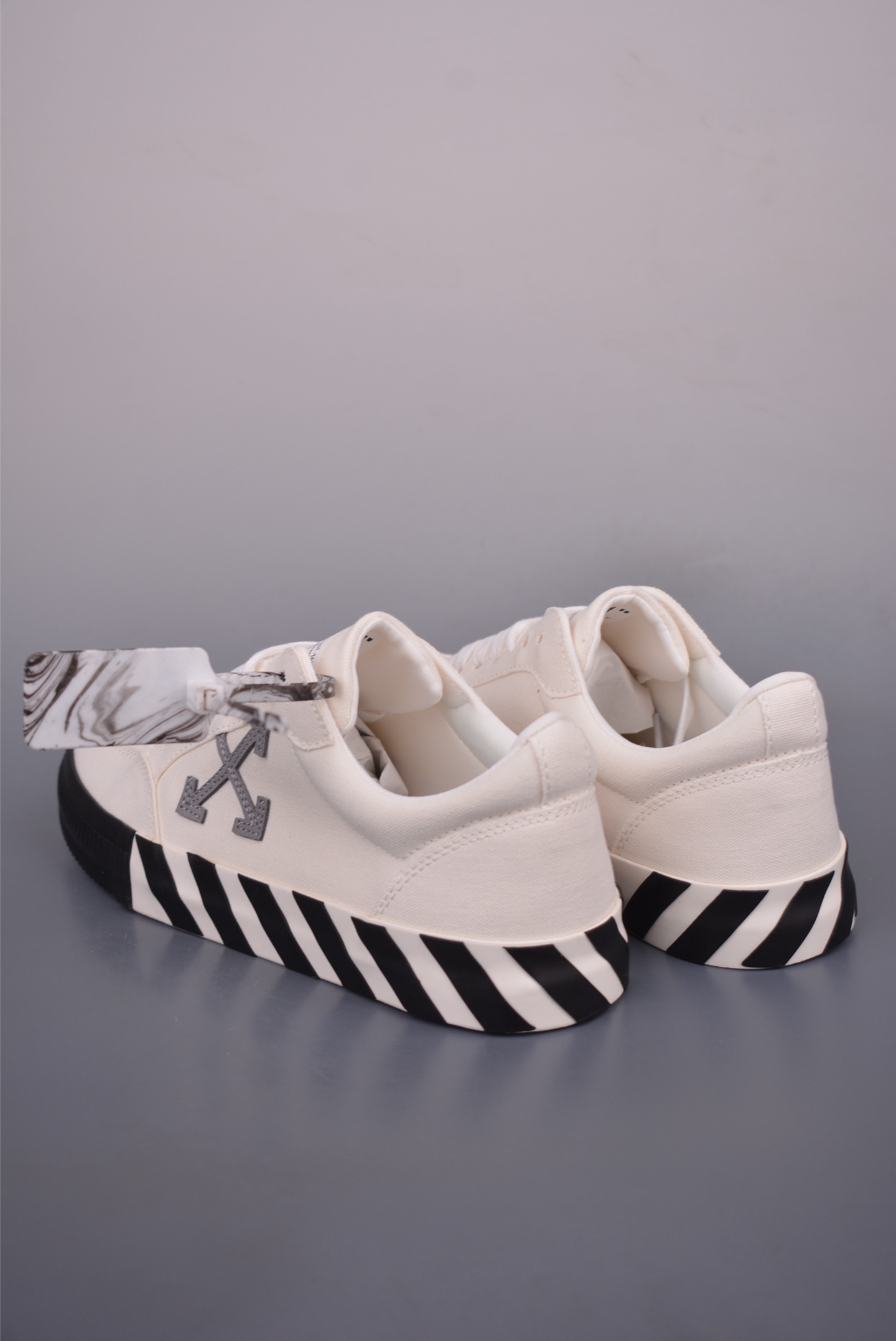 200 OFF-WHITE Vulcanised Low-top 高端产物 时尚低帮 AG5U16N161N