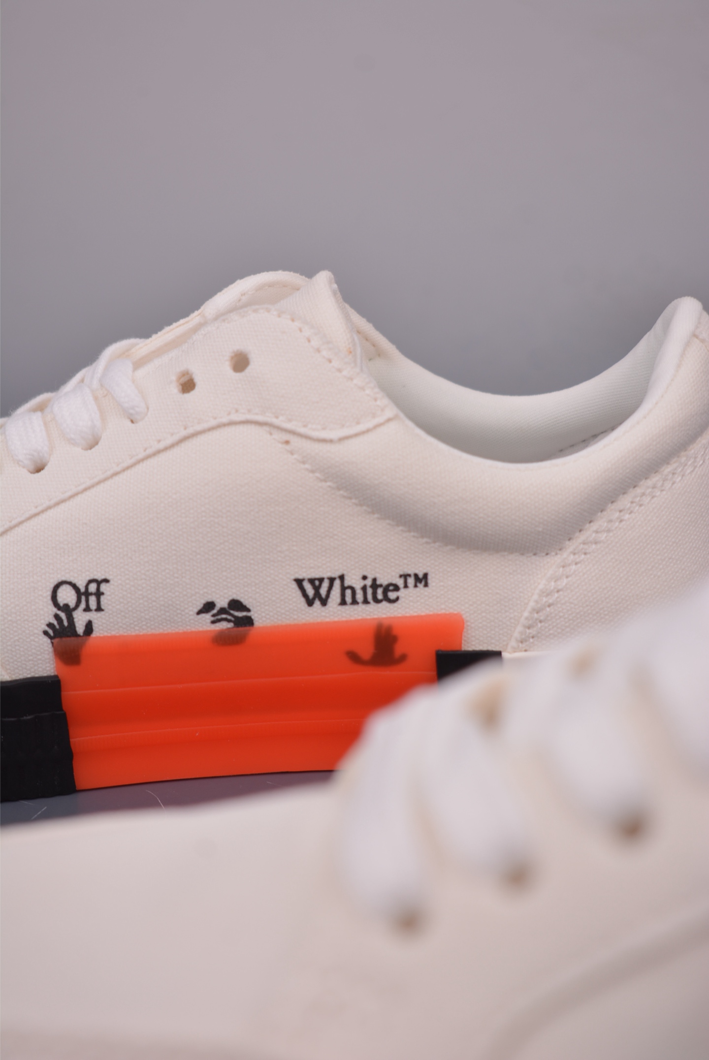 200 OFF-WHITE Vulcanised Low-top 高端产物 时尚低帮 AG5U16N161N
