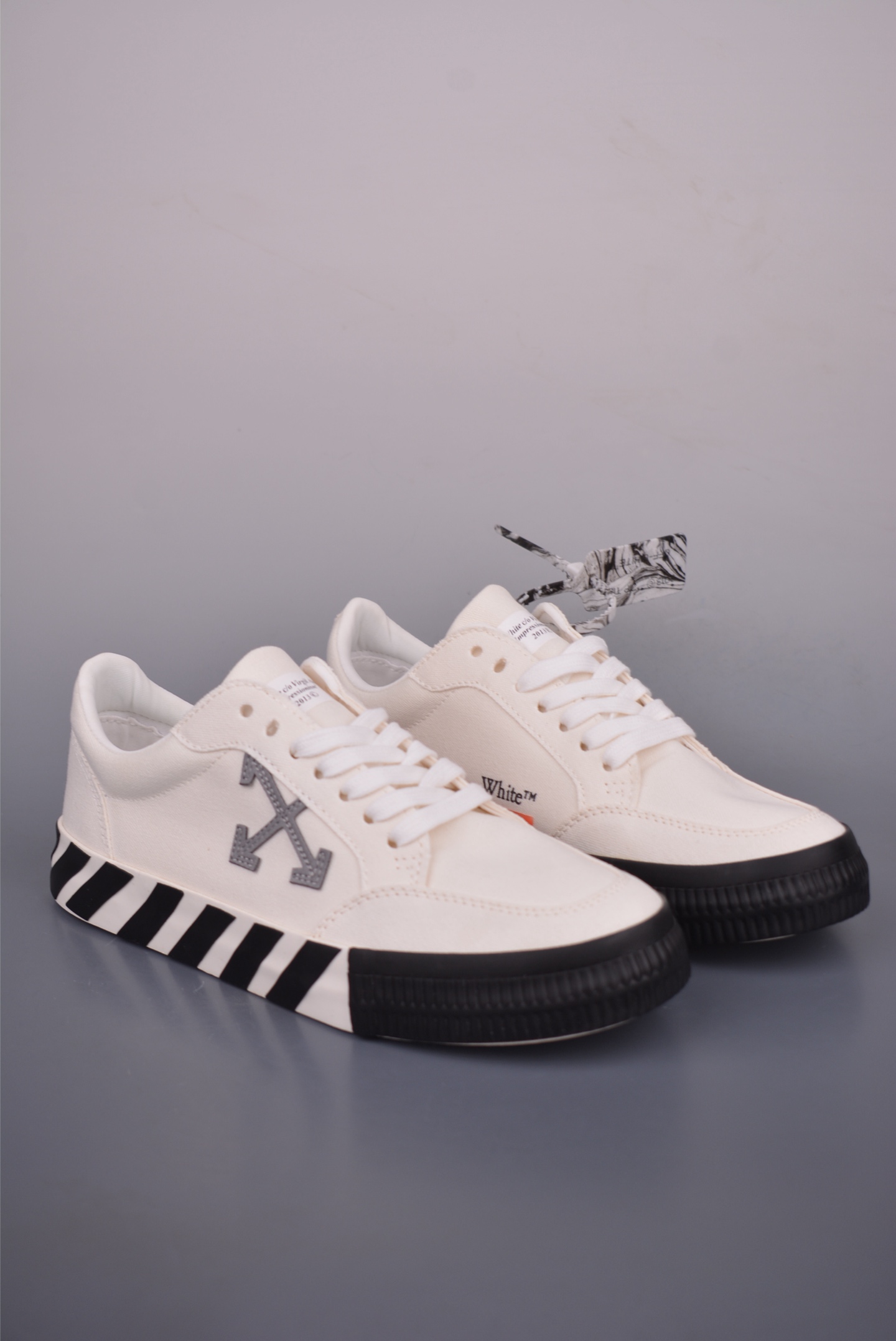 200 OFF-WHITE Vulcanised Low-top 高端产物 时尚低帮 AG5U16N161N