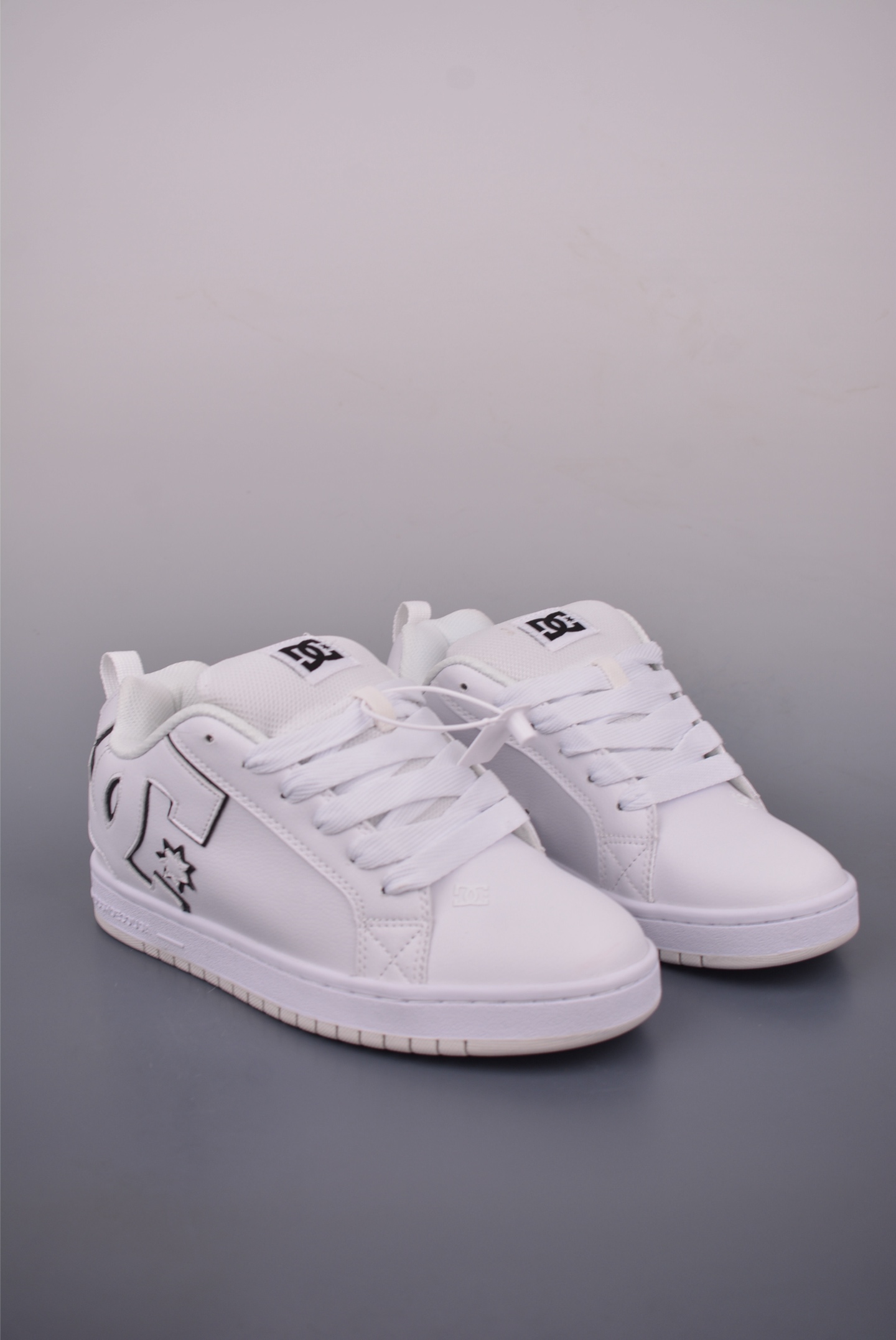 DC Shoes Court Graffik Low-Top Sneakers - Durable, Stylish, and Comfortable 2 i1753737489054 903 0 0