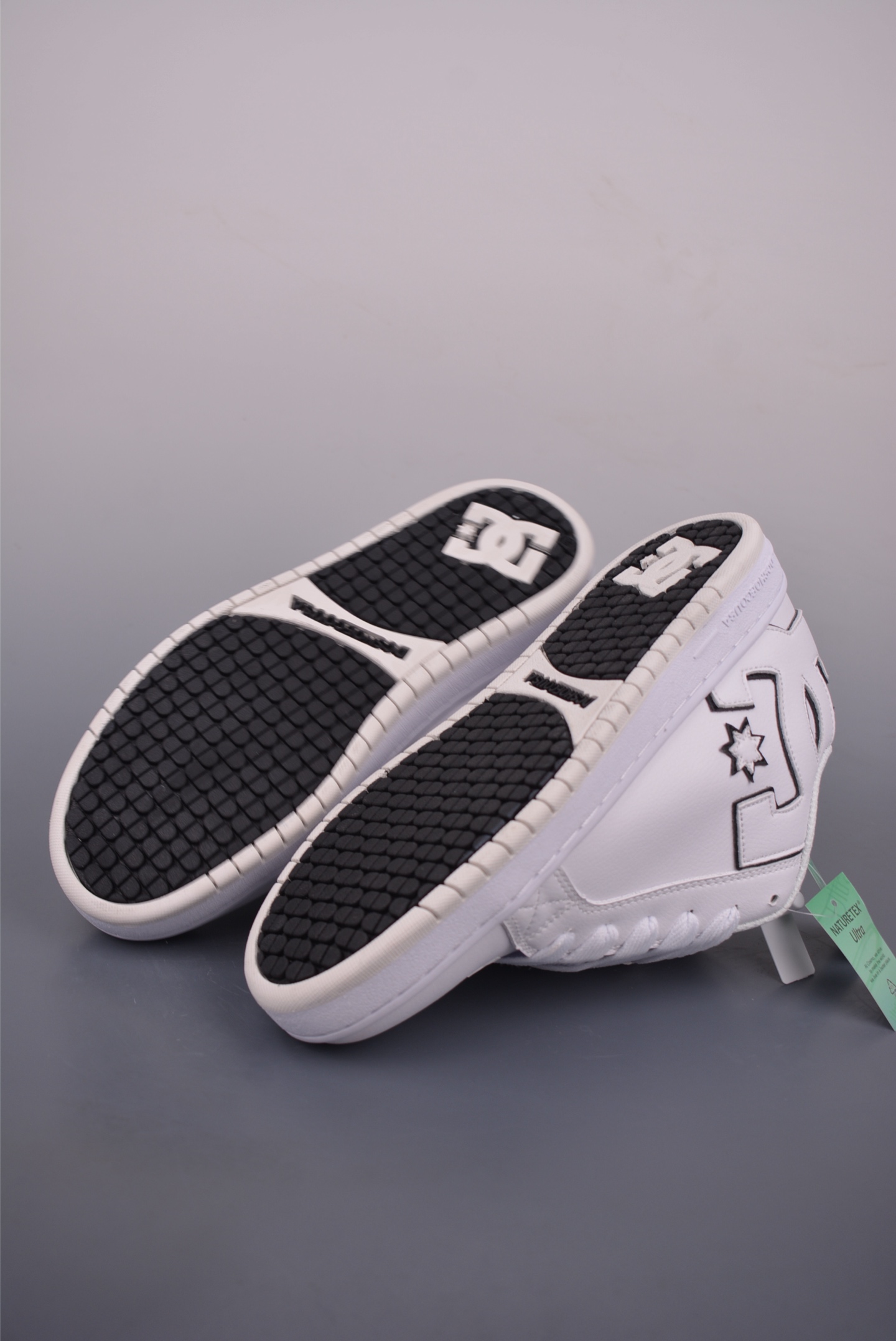DC Shoes Court Graffik Low-Top Sneakers - Durable, Stylish, and Comfortable 4 i1753737489067 3712 0 2