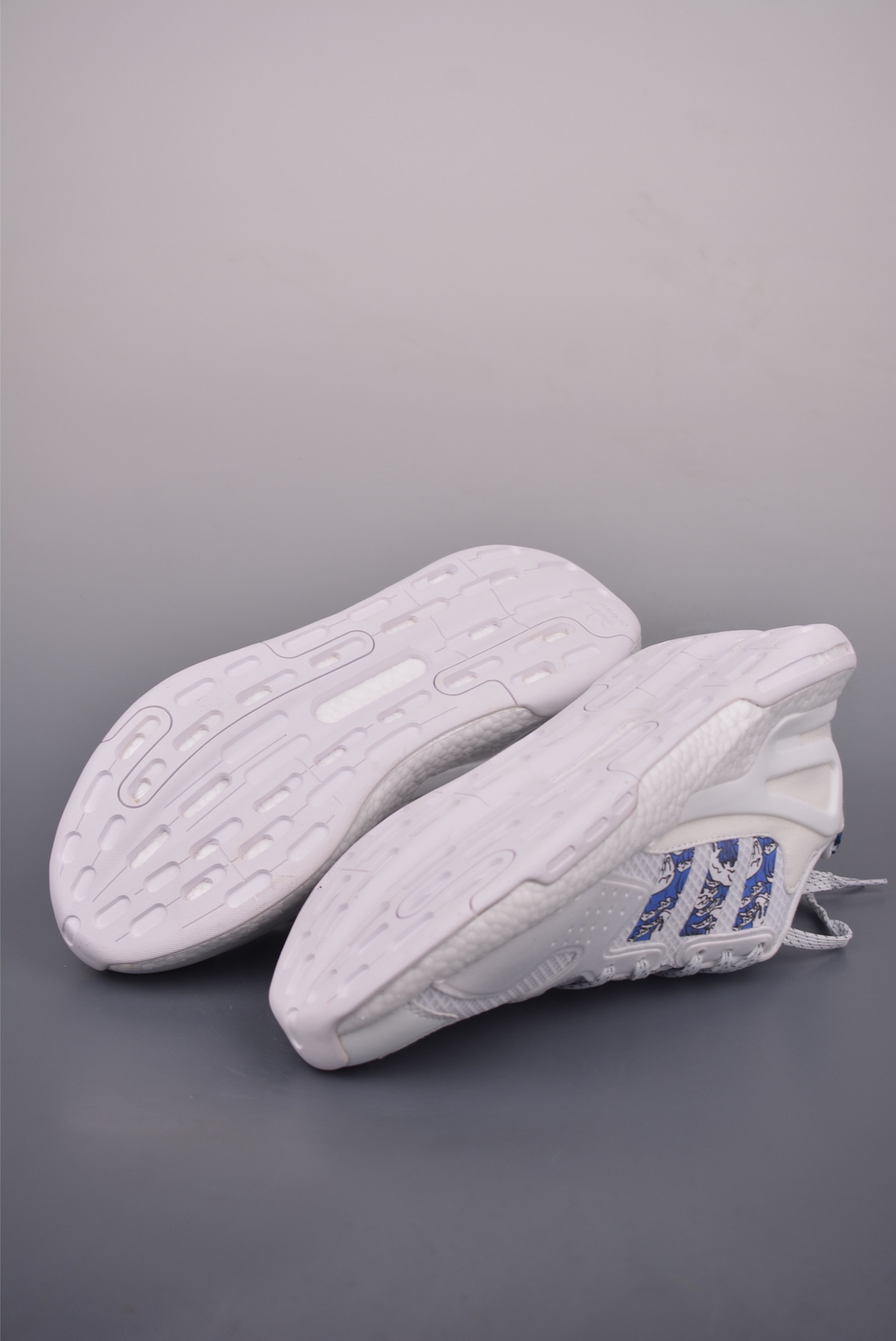 Adidas Day Jogger 2.0: Full BOOST, Cushioned Comfort, Iconic Style - FY3026 4 i1754079868305 8423 0 2