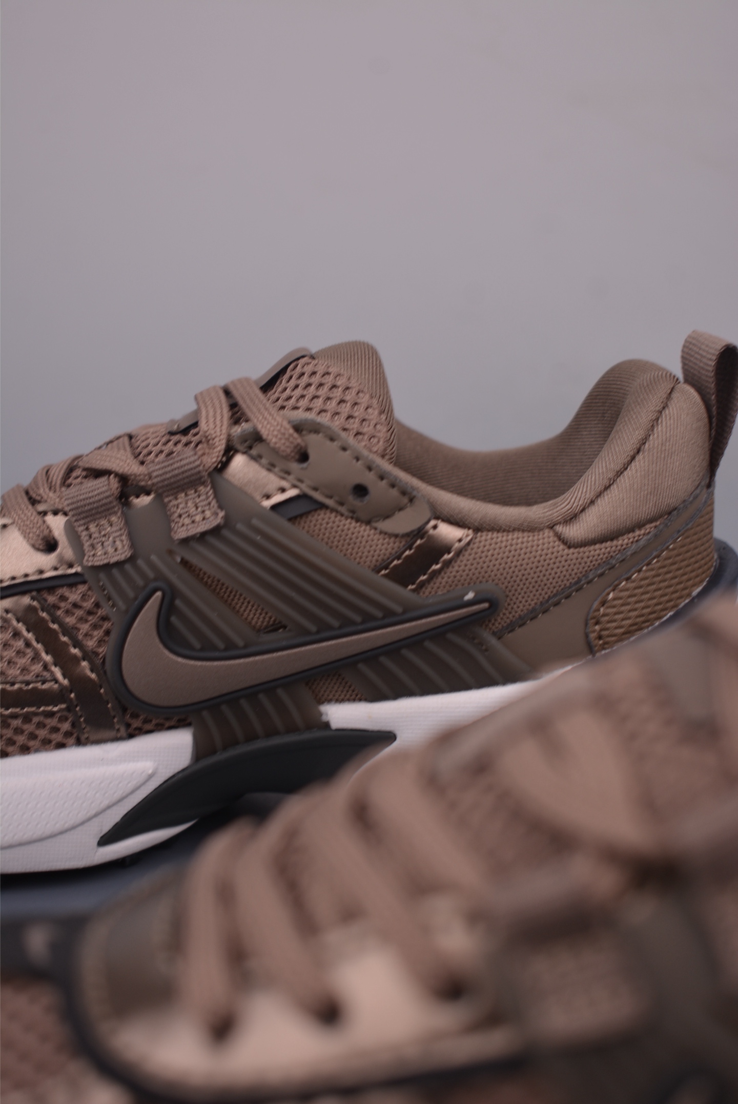 Nike V2K Runtekk Low-Top Running Shoes - Retro Style, Cushioned Comfort 9 i1754080567510 2522 0 7