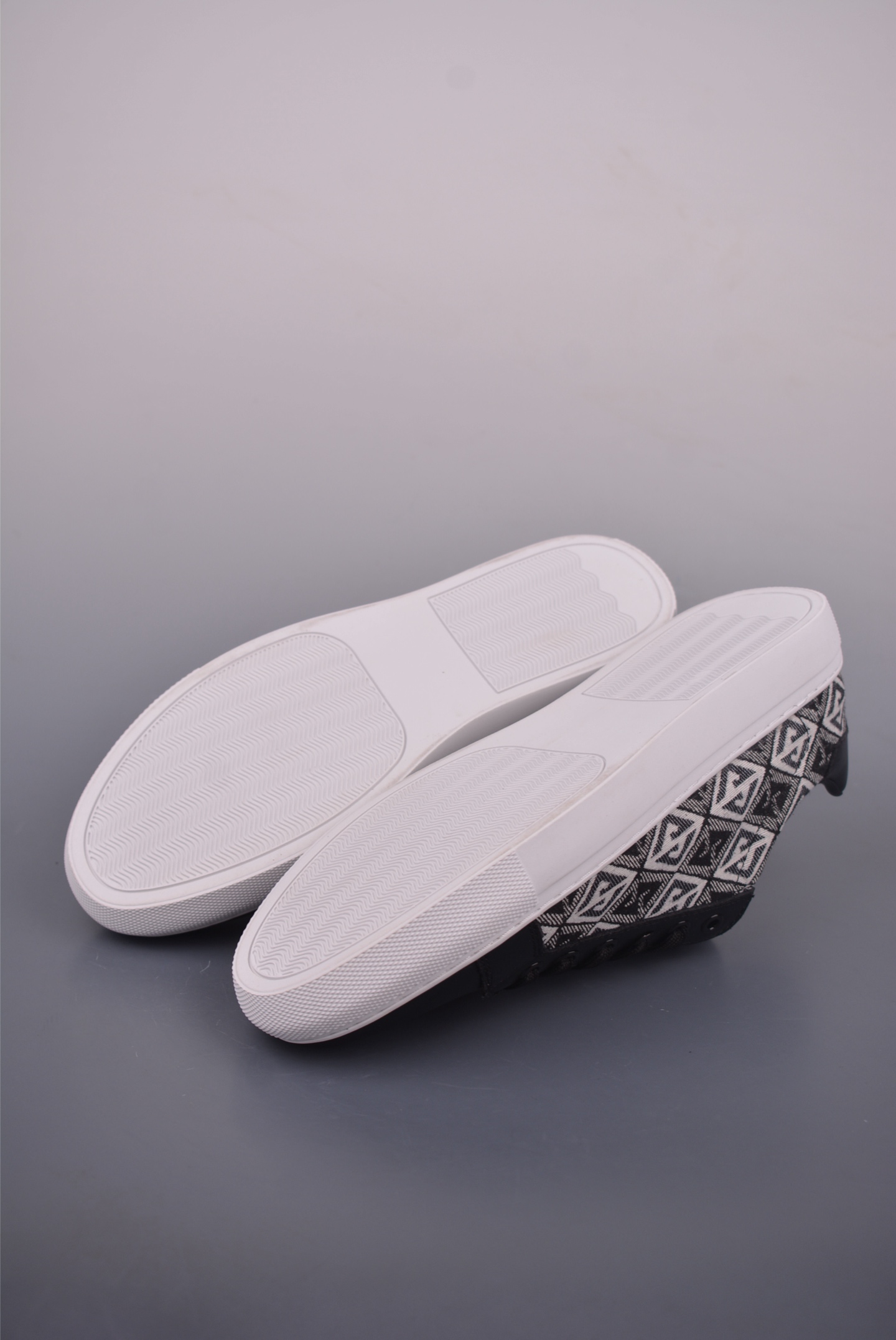 Dior CD1 Low-Top Sneakers - Breathable Mesh, Lightweight Rubber Sole, Stylish 3 i1754083901355 8231 0 2