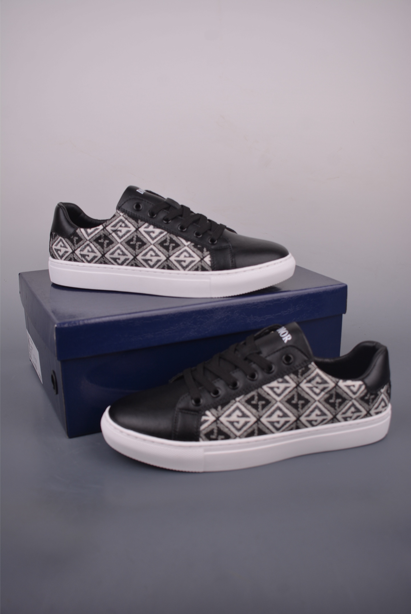 Dior CD1 Low-Top Sneakers with 'Dior' Logo - Sporty & Casual Style 1 i1754083901358 5537 0 4