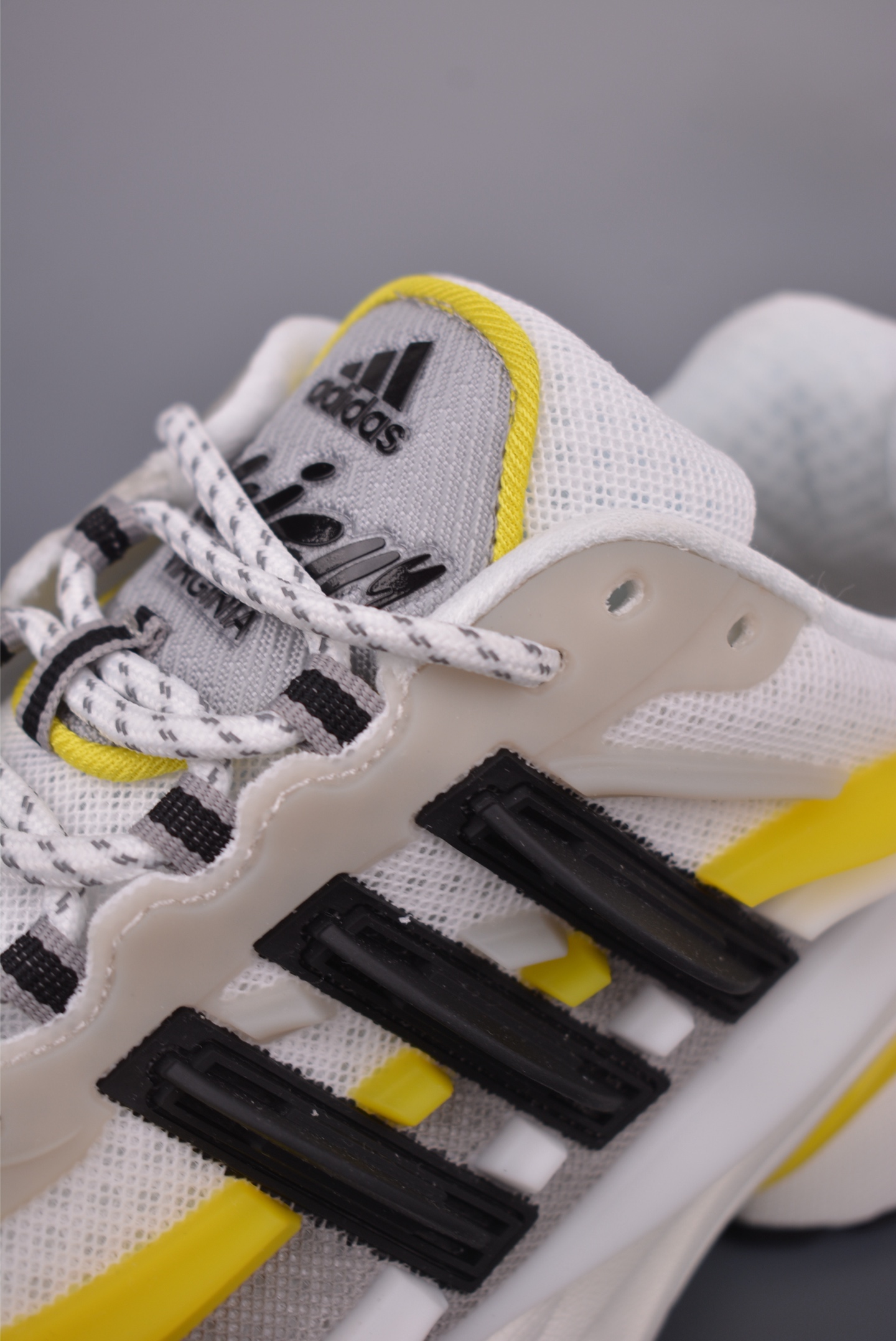 300 Pharrell x adidas Adistar Jellyfish 低帮复古风老爹鞋 JP9267
