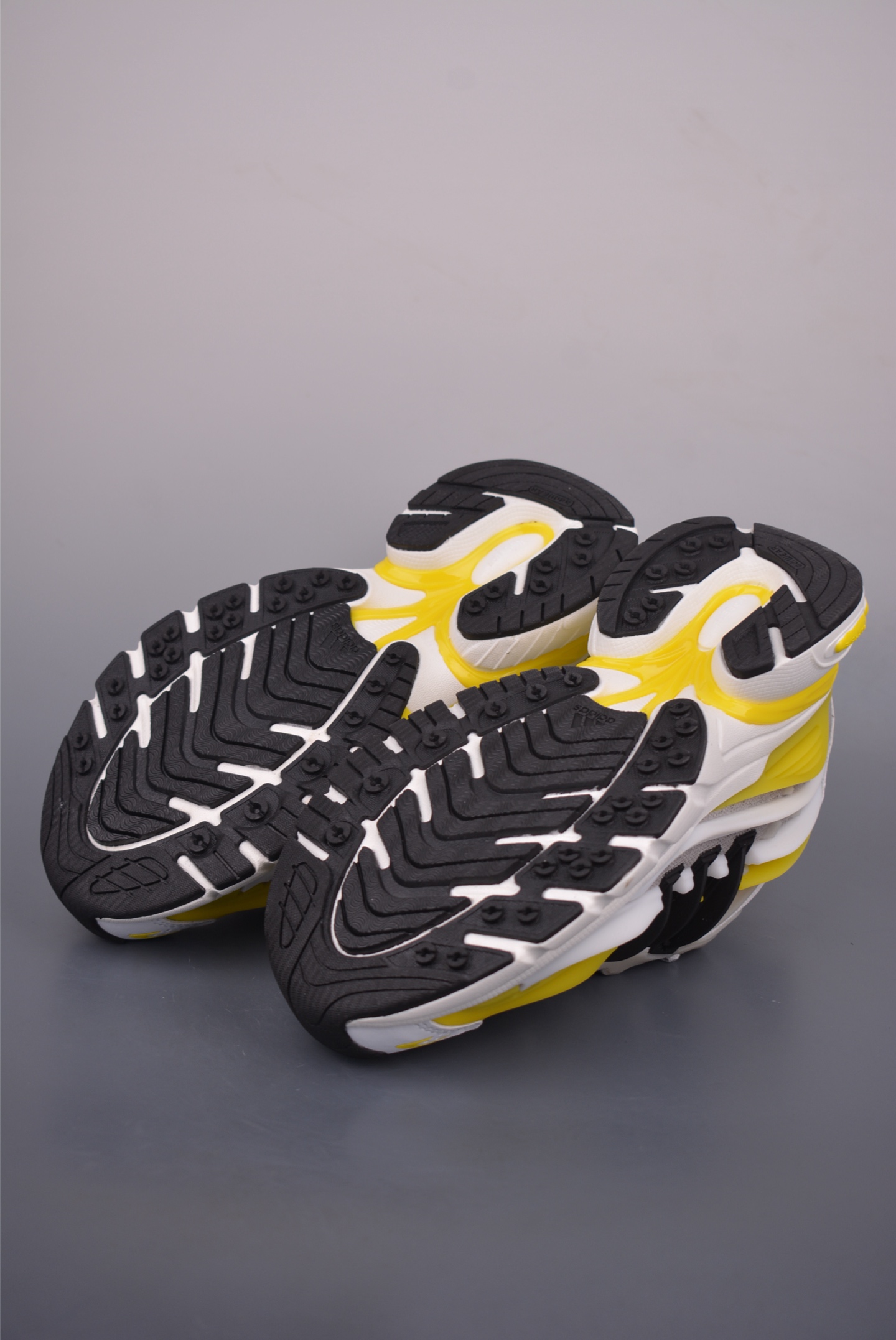 300 Pharrell x adidas Adistar Jellyfish 低帮复古风老爹鞋 JP9267