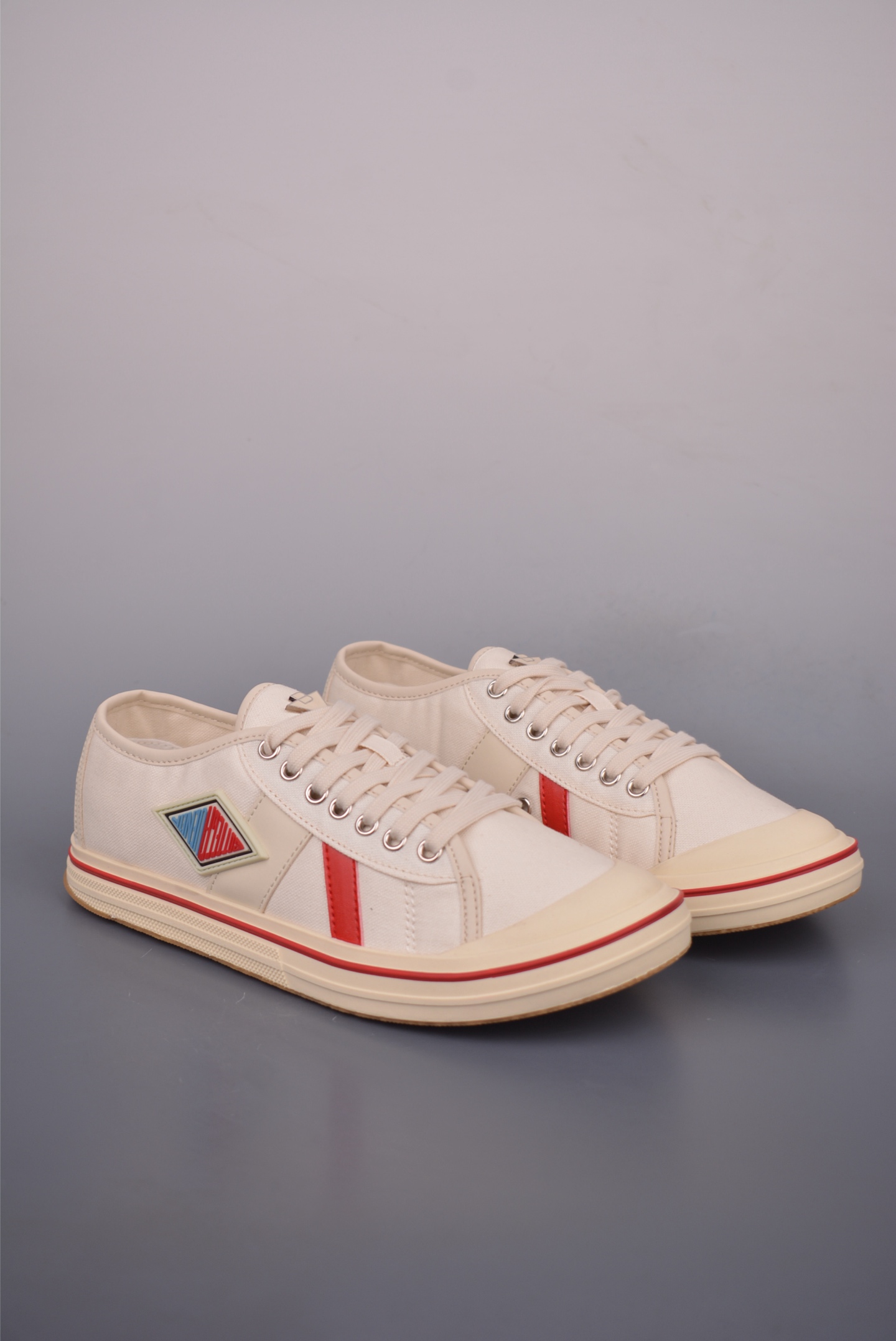 Bottega Veneta Eliot Canvas Sneakers - Retro Style, Comfortable and Durable 2 i1754520549978 3616 0 0