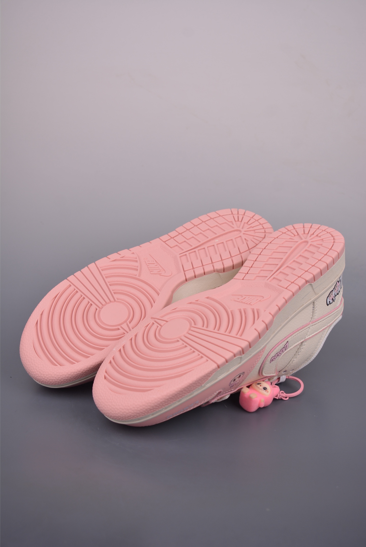 Nike SB Dunk Low LaBuBu Collaboration, Premium Leather, Durable and Comfortable 4 i1754522023174 6129 0 2