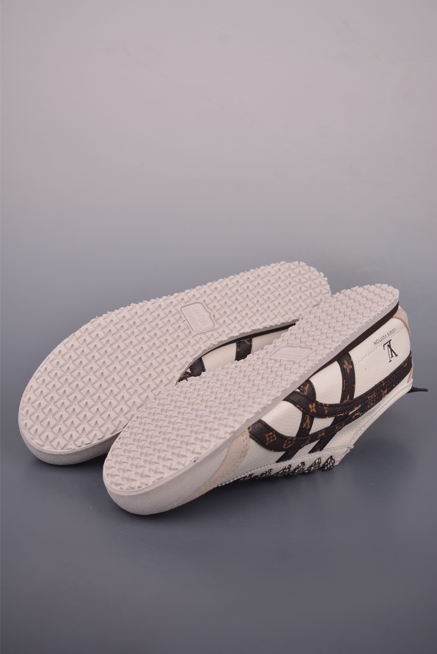Onitsuka Tiger MEXICO 66 DIY Louis Vuitton Limited Edition Sneakers 3 i1754773735068 8833 0 2